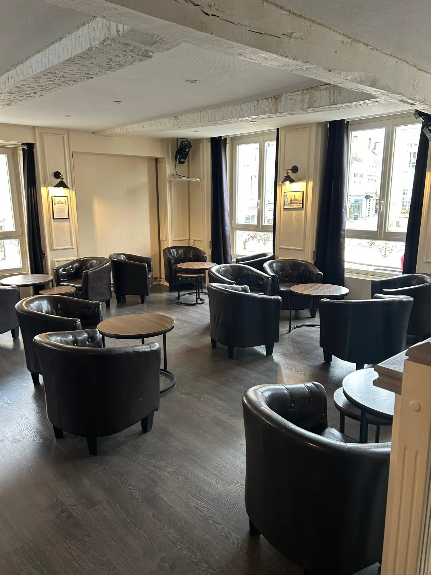 Bar–brasserie avec terrasse en centre-ville de Chaumont – Opportunité commerciale rare 