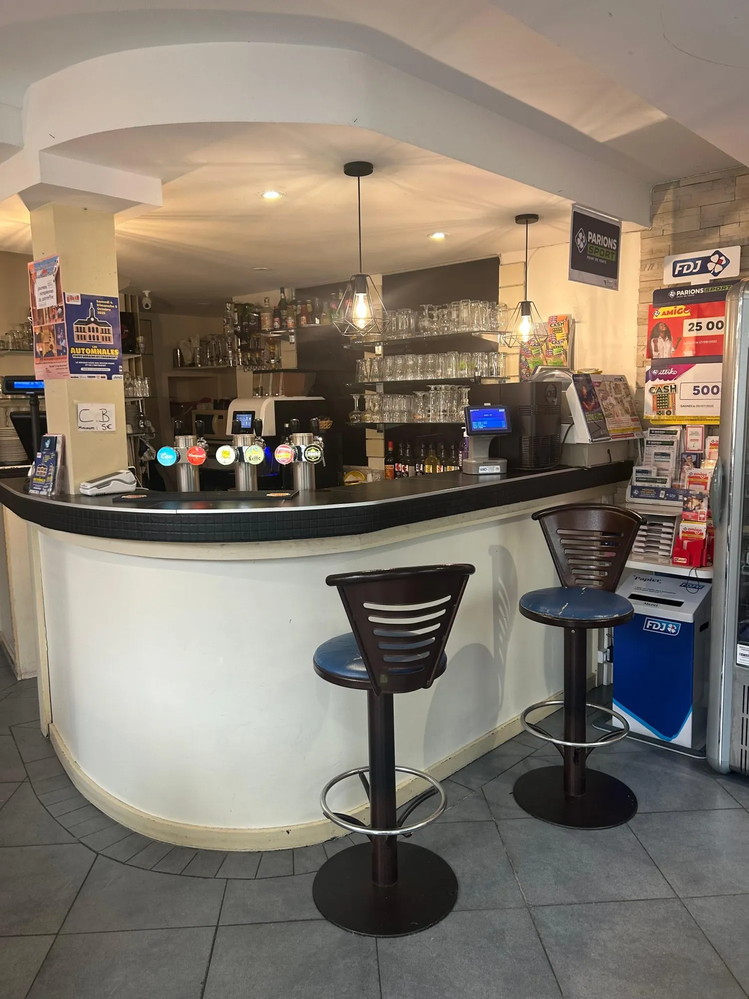 Bar–brasserie avec terrasse en centre-ville de Chaumont – Opportunité commerciale rare 