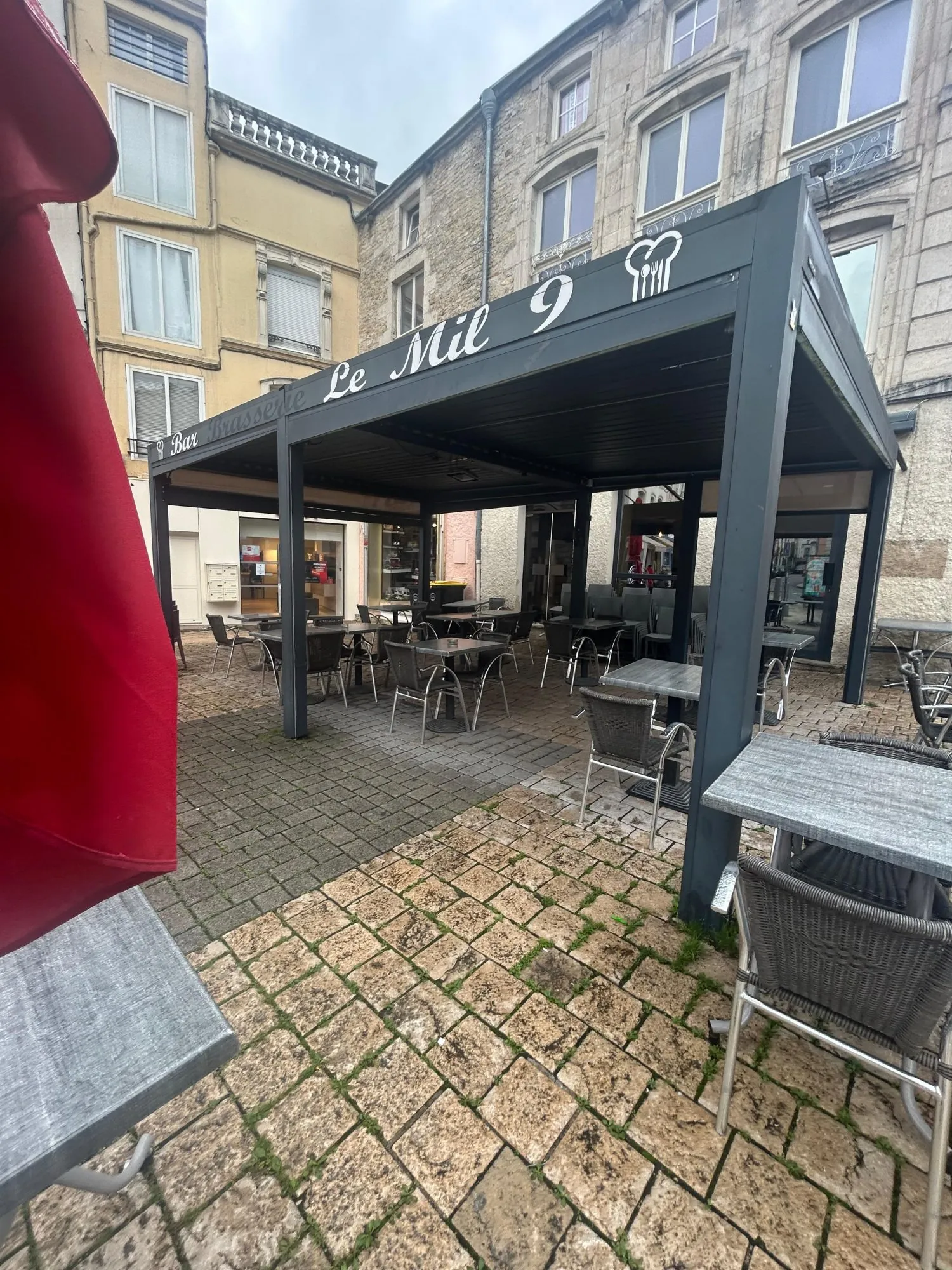 Bar–brasserie avec terrasse en centre-ville de Chaumont – Opportunité commerciale rare 