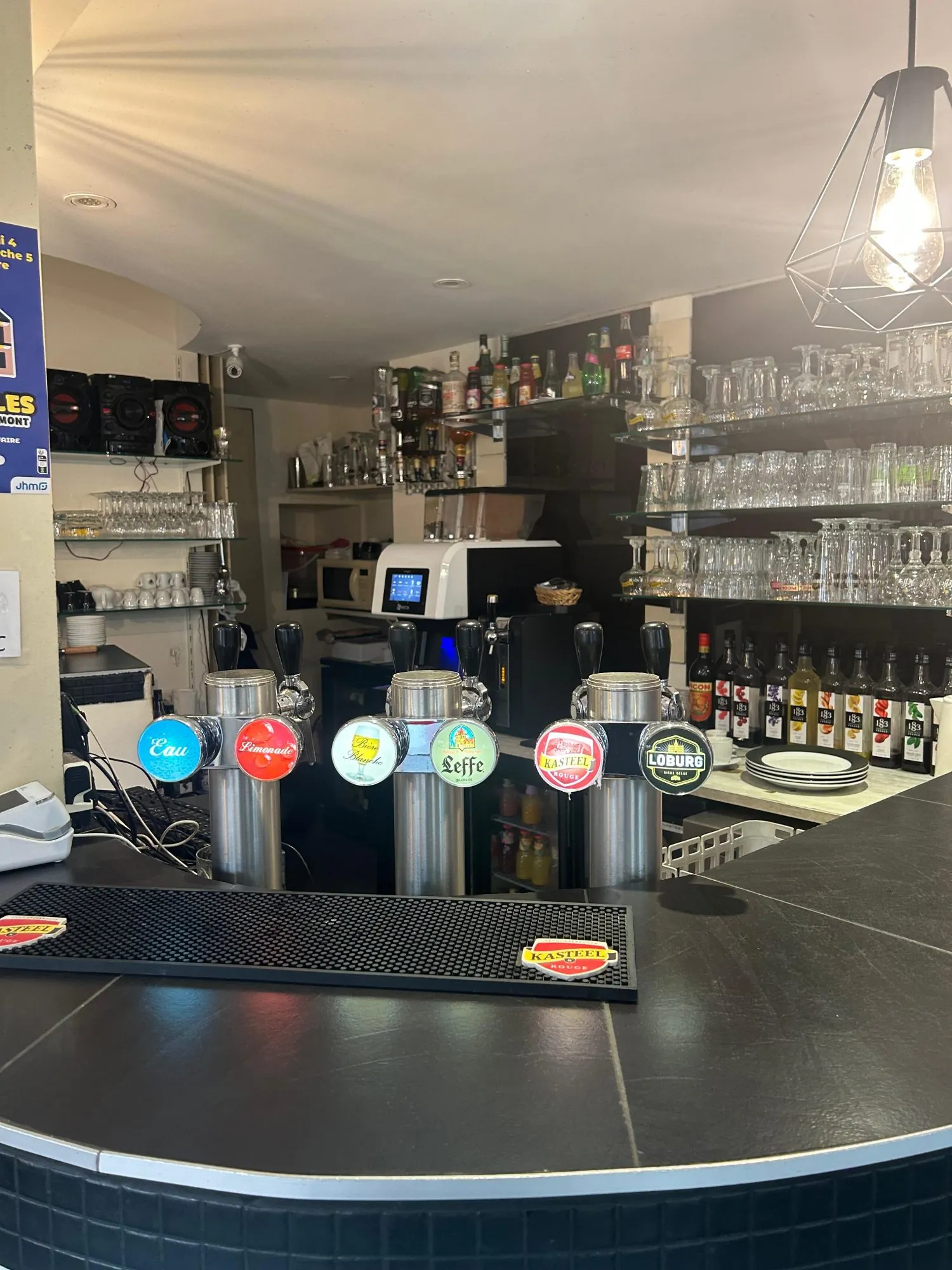 Bar–brasserie avec terrasse en centre-ville de Chaumont – Opportunité commerciale rare 