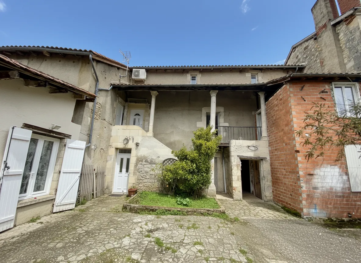 Ensemble immobilier à Lisle 24350 avec studio et local commercial en centre-ville