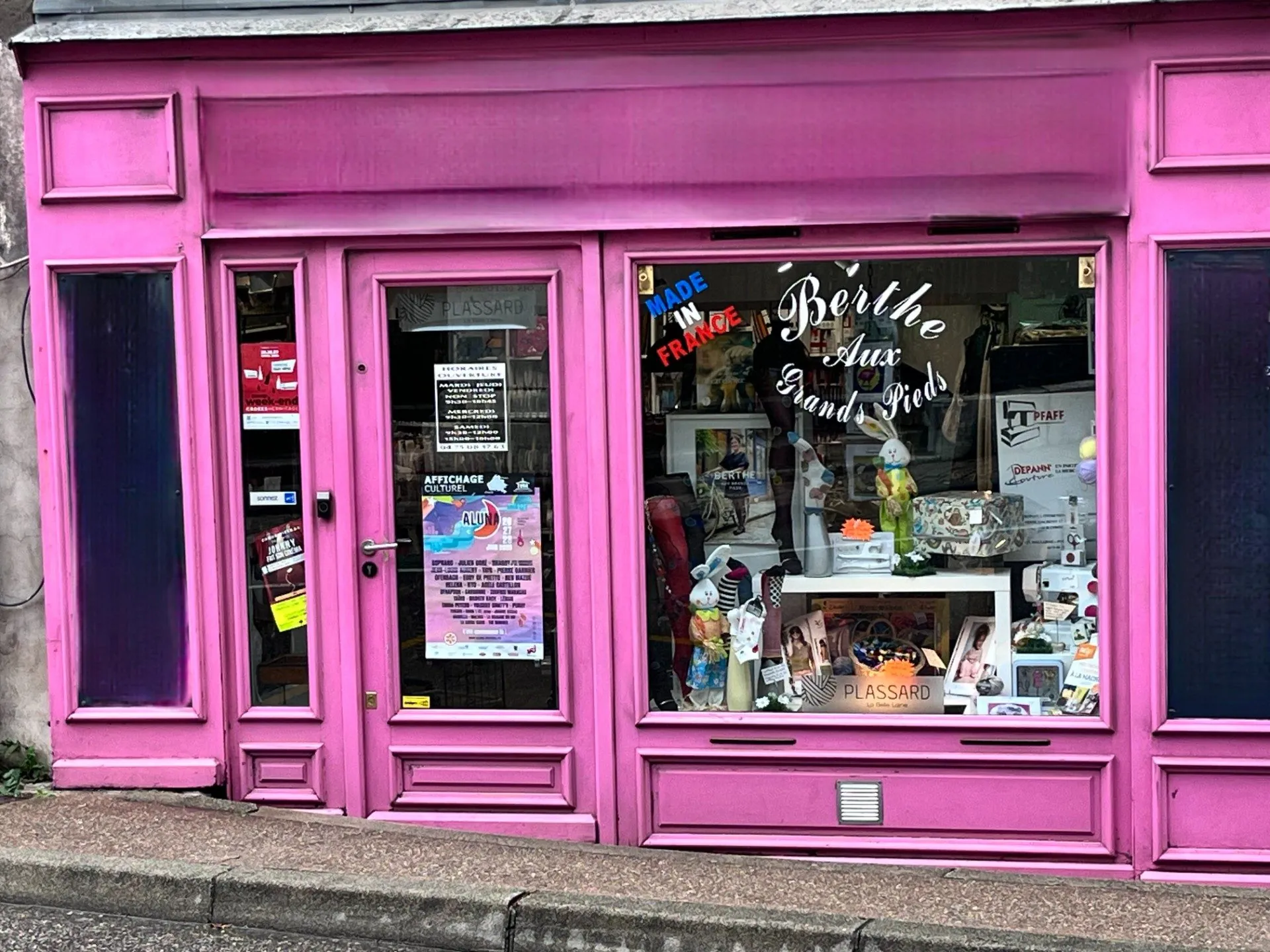 Local commercial loué de 35 m² à Tournon-sur-Rhône, investissement idéal