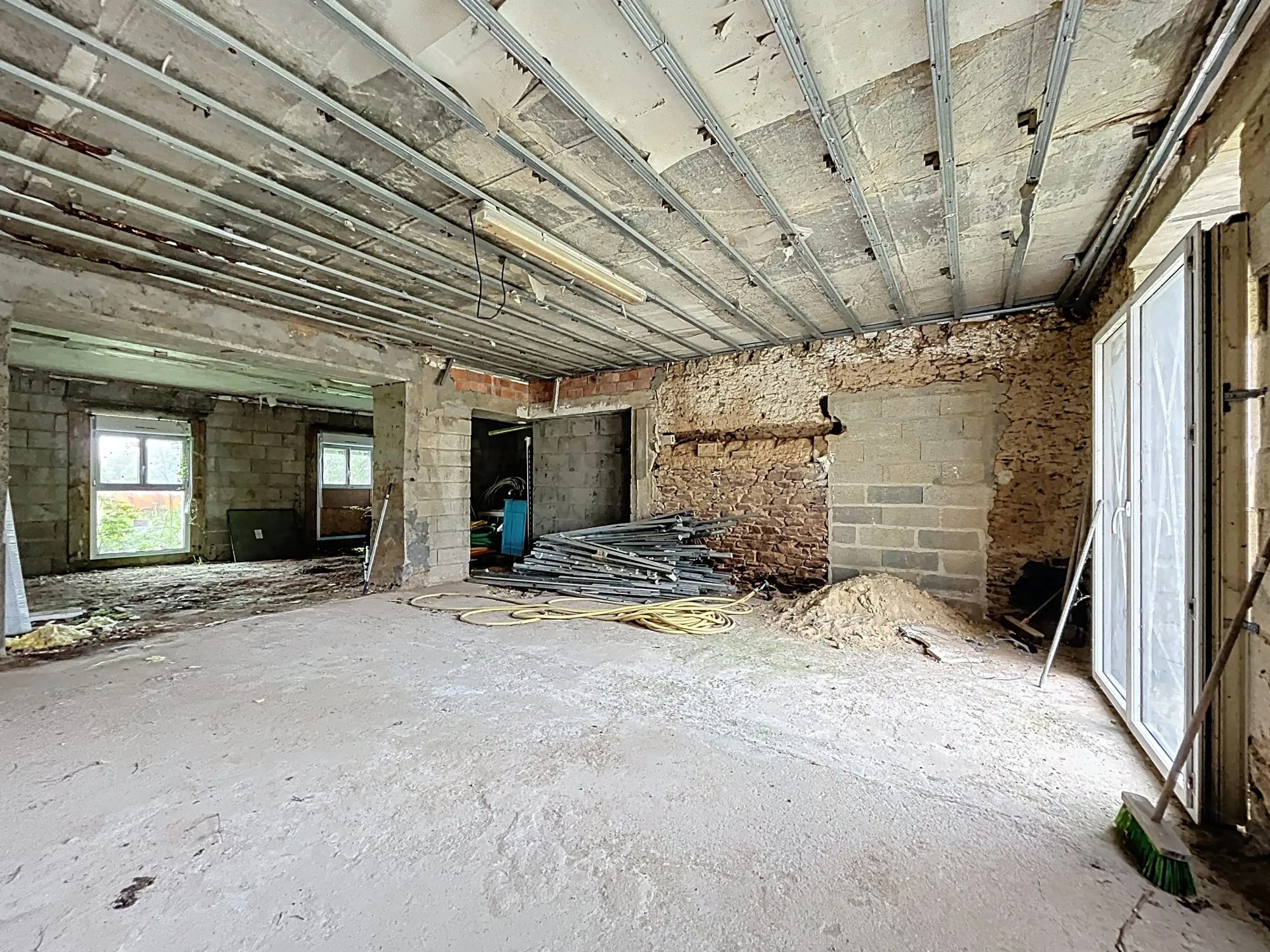 Propriété d'exception face au lac à Talensac, rénovation à prévoir 