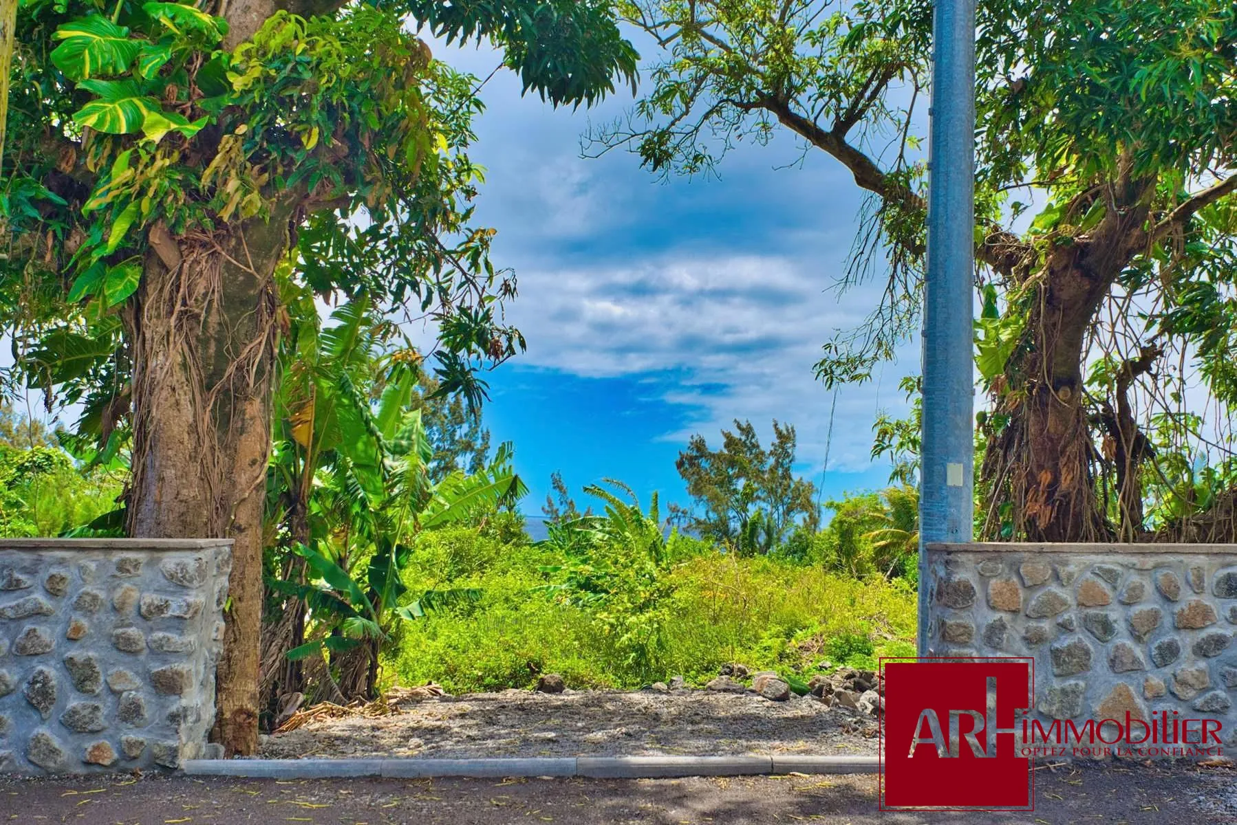 Terrain constructible à Sainte-Rose, Vue paisible et proche commodités