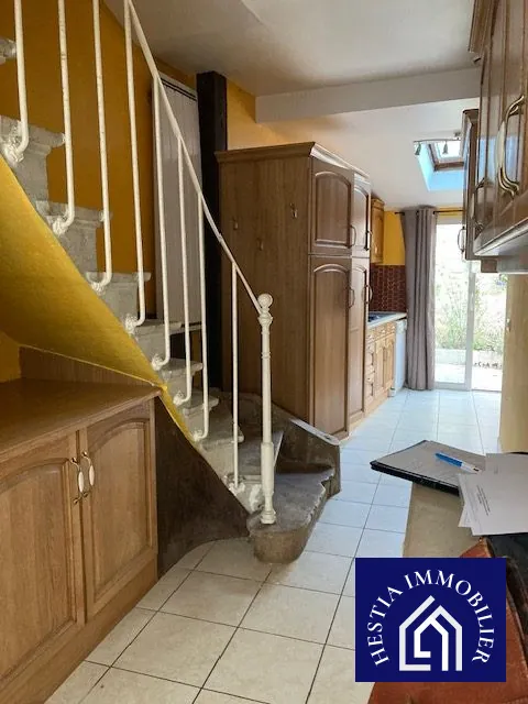 Maison de bourg à L'Isle-sur-Serein avec terrasse et 2 chambres