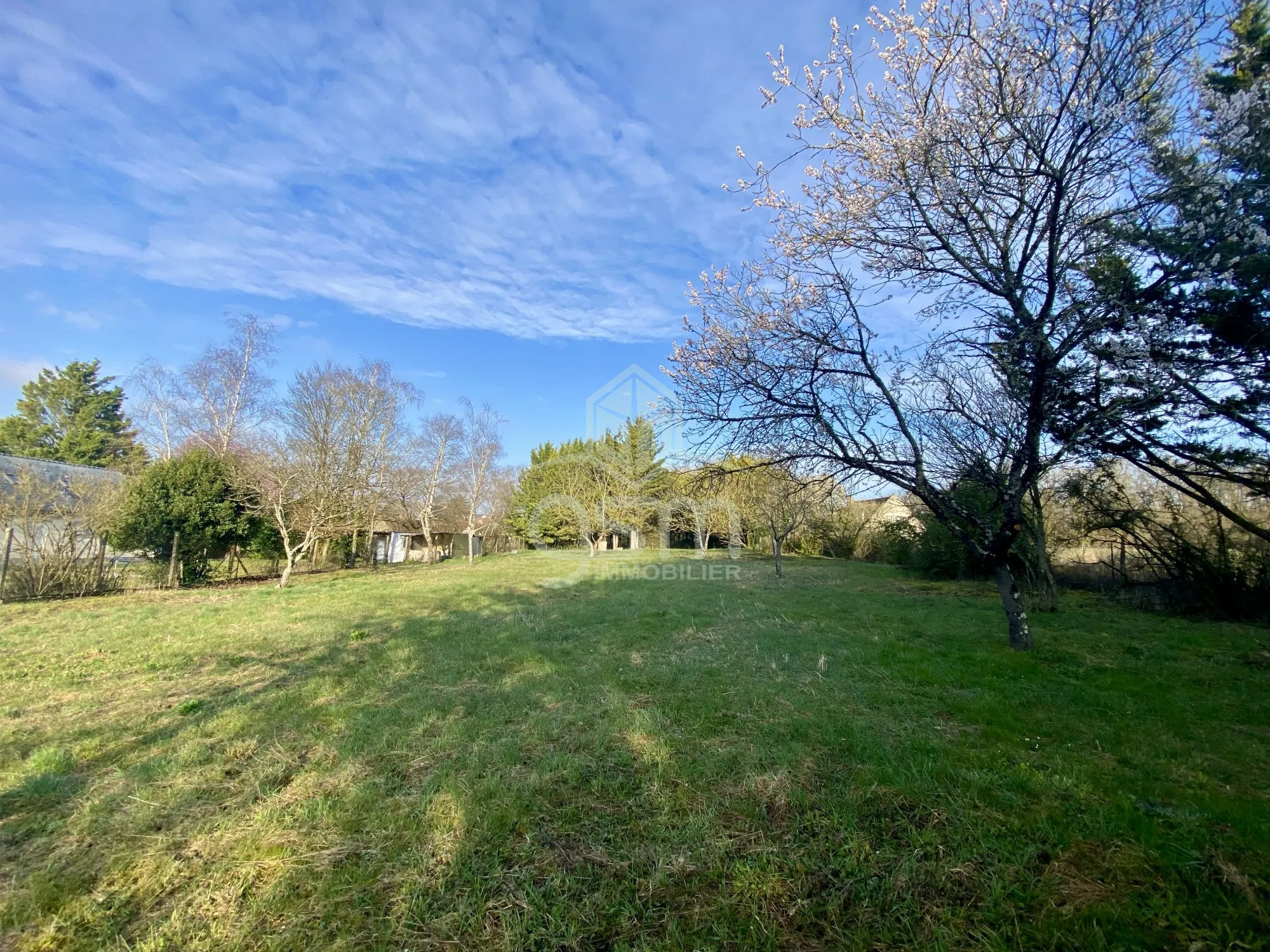 Terrain constructible de 1879 m² à Truyes, proche de la nature et des commodités 
