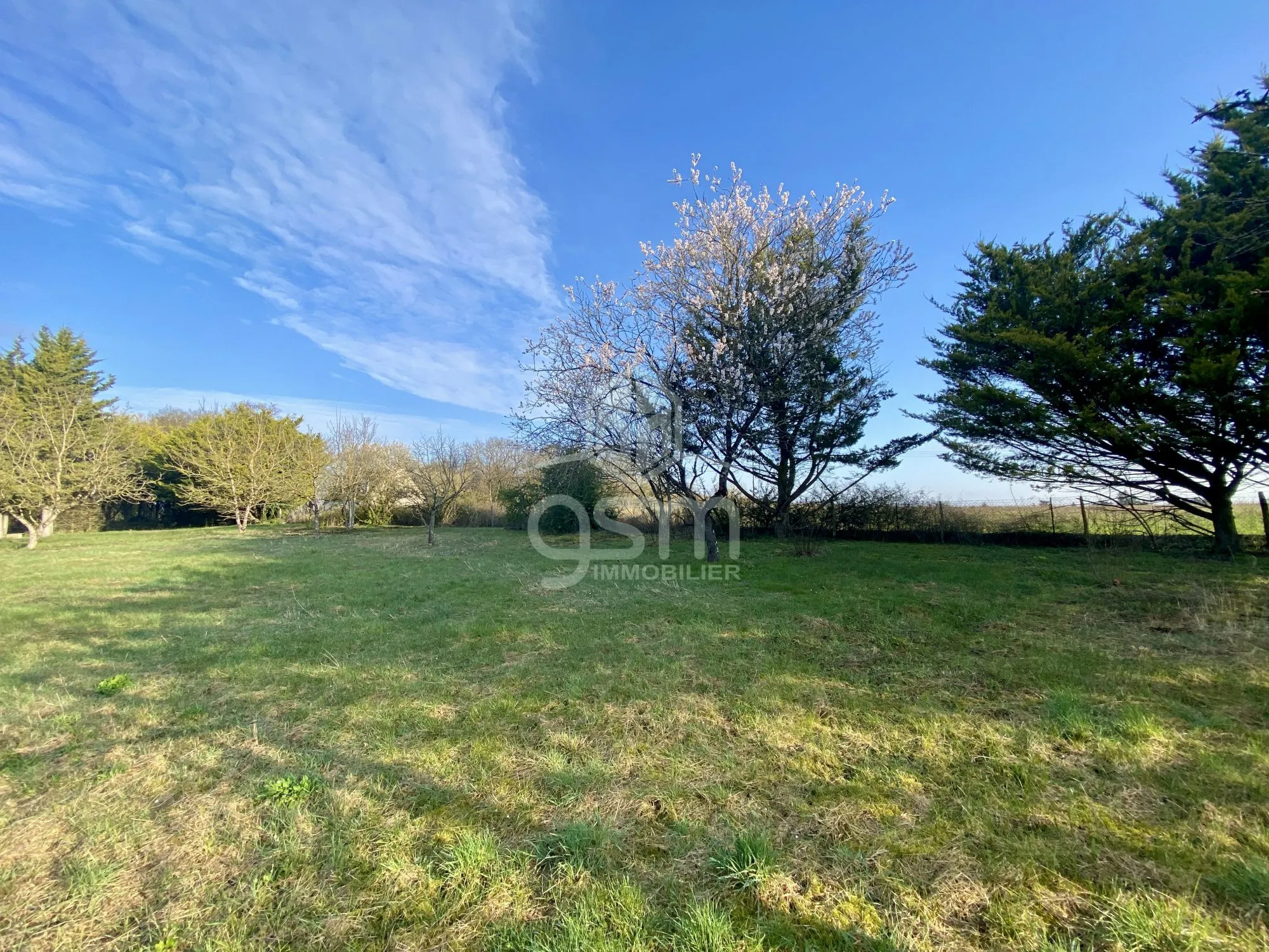 Terrain constructible de 1879 m² à Truyes, proche de la nature et des commodités