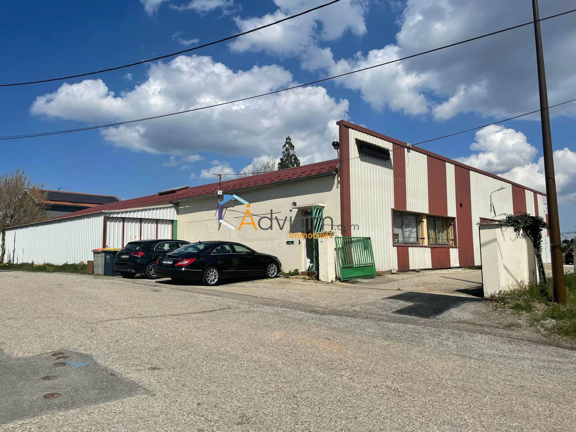Dépôt de 235 m² à vendre à Saint-Genest-Lerpt – Zone Artisanale Stratégiquе 