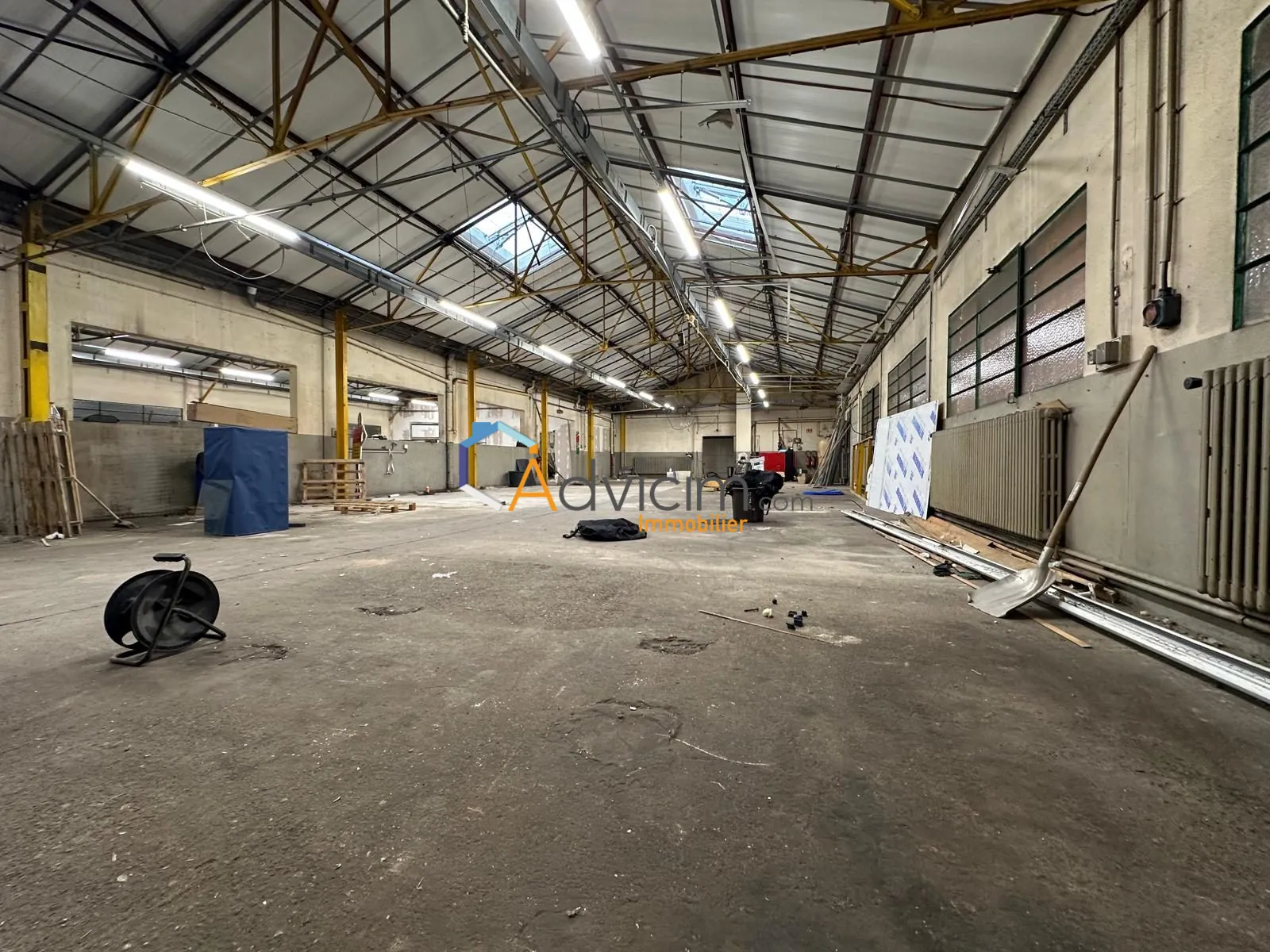 Dépôt de 235 m² à vendre à Saint-Genest-Lerpt – Zone Artisanale Stratégiquе 
