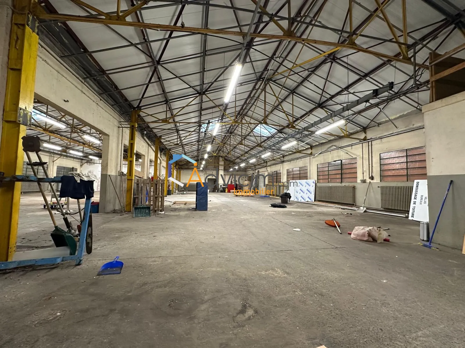 Dépôt de 235 m² à vendre à Saint-Genest-Lerpt – Zone Artisanale Stratégiquе