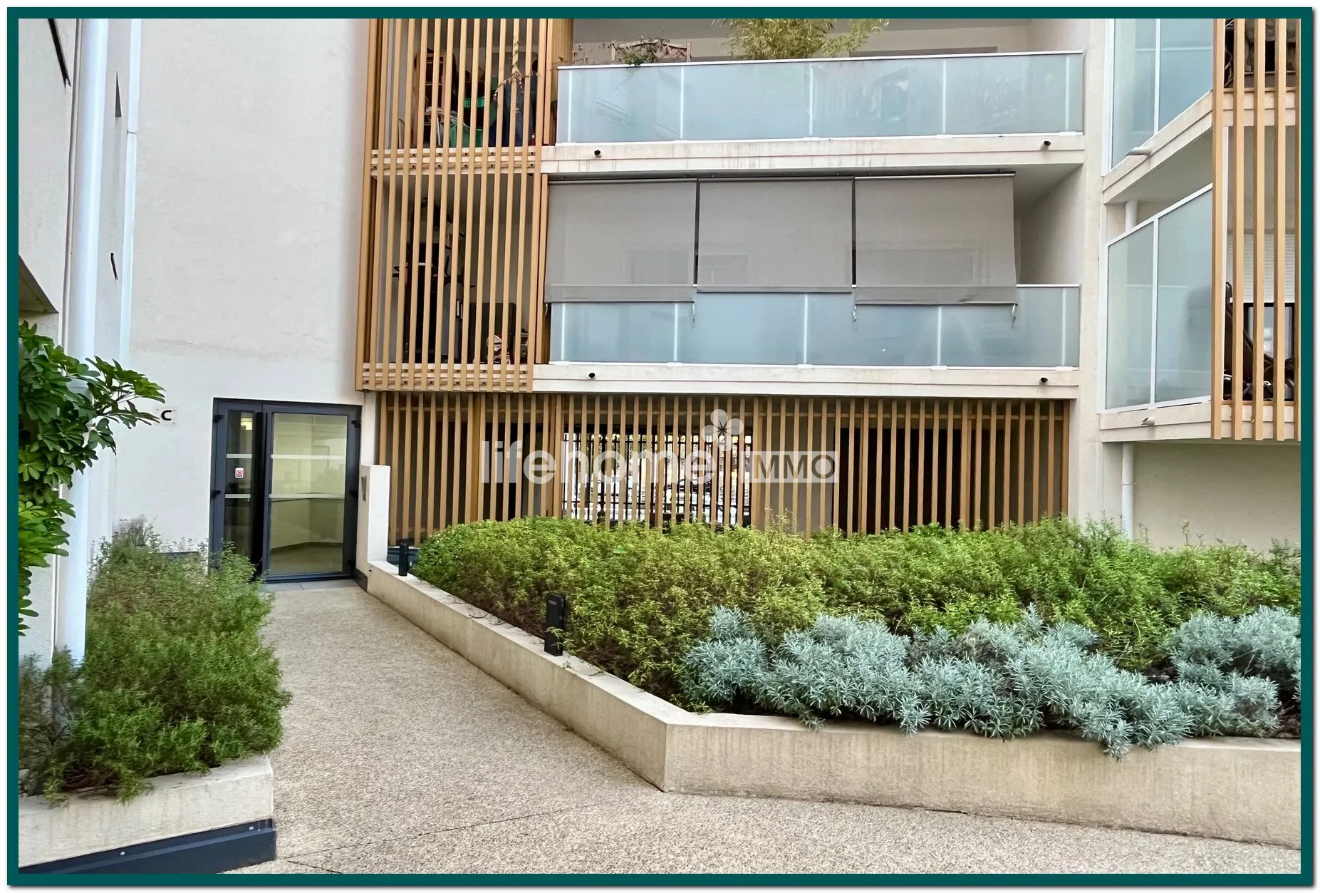 Appartement T3 à vendre à Nîmes dans le quartier Hoch avec terrasse et parking