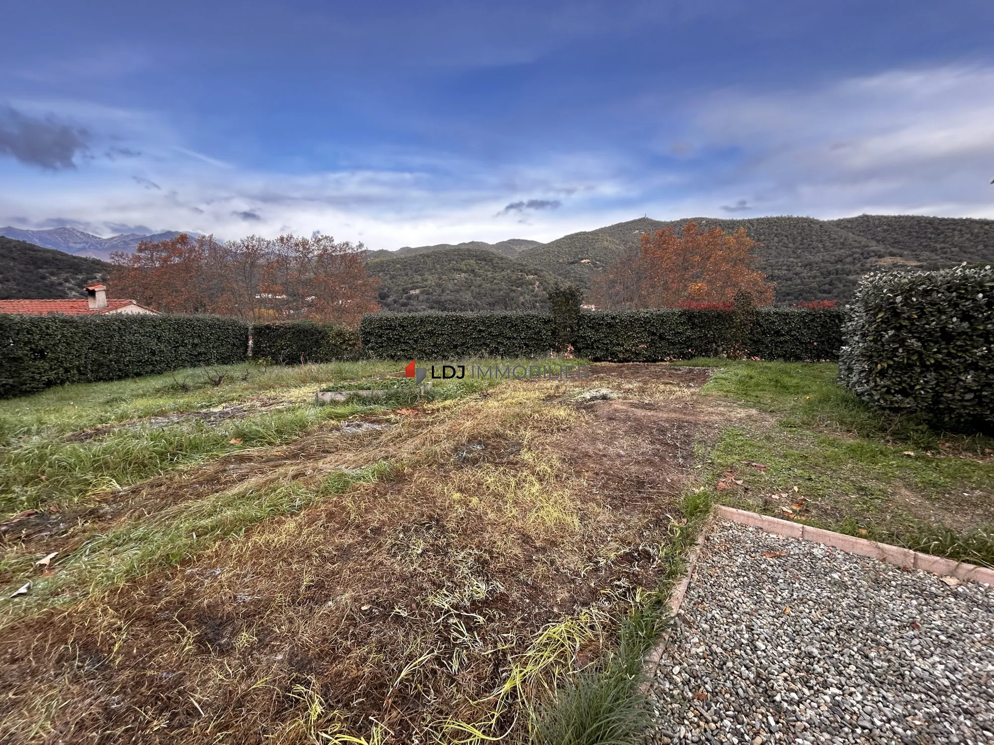 Terrain constructible viabilisé avec piscine et vue sur le Canigou à Arles-sur-Tech