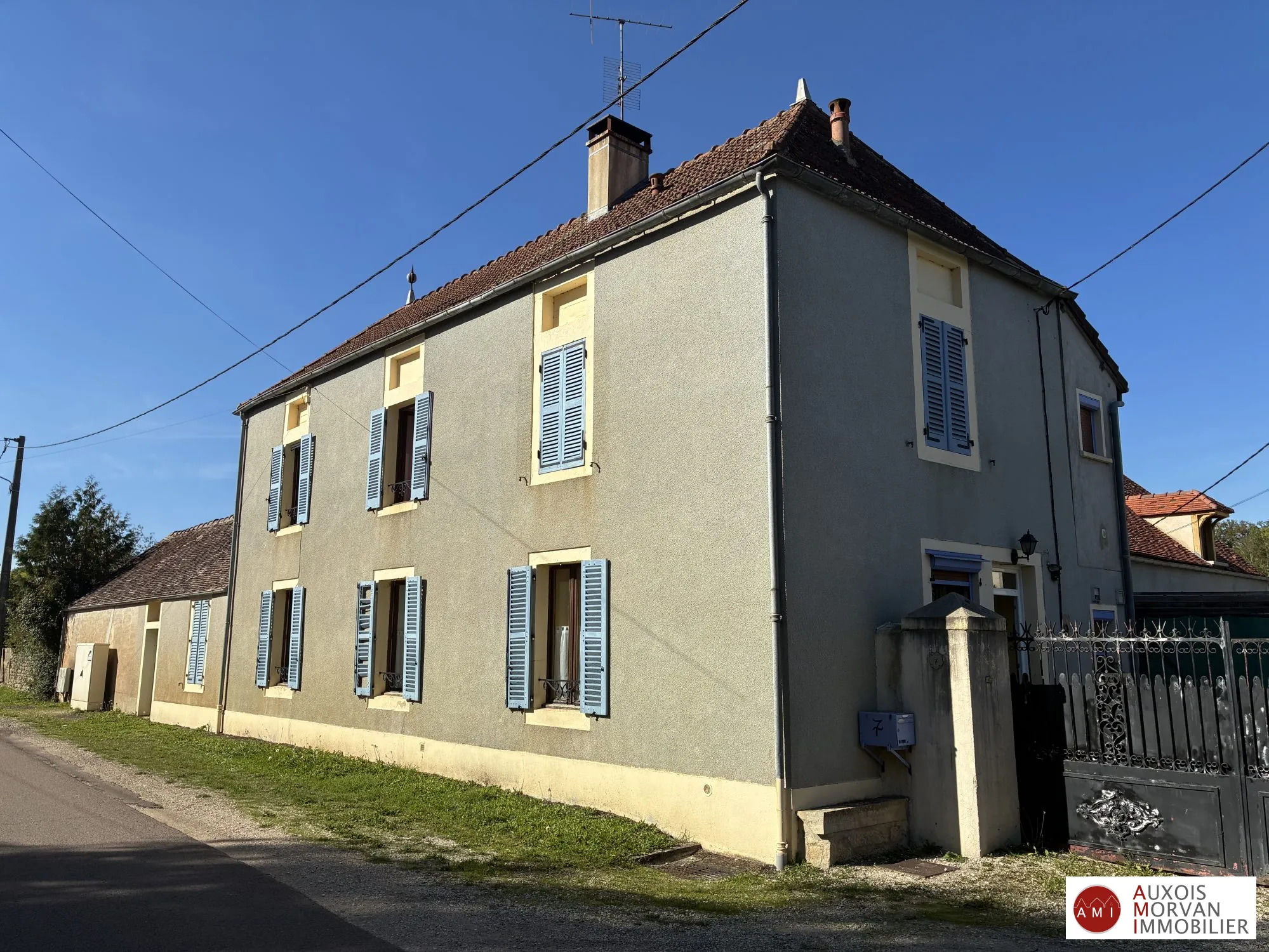 Maison à vendre à Epoisses avec grands volumes, garage et terrain clos