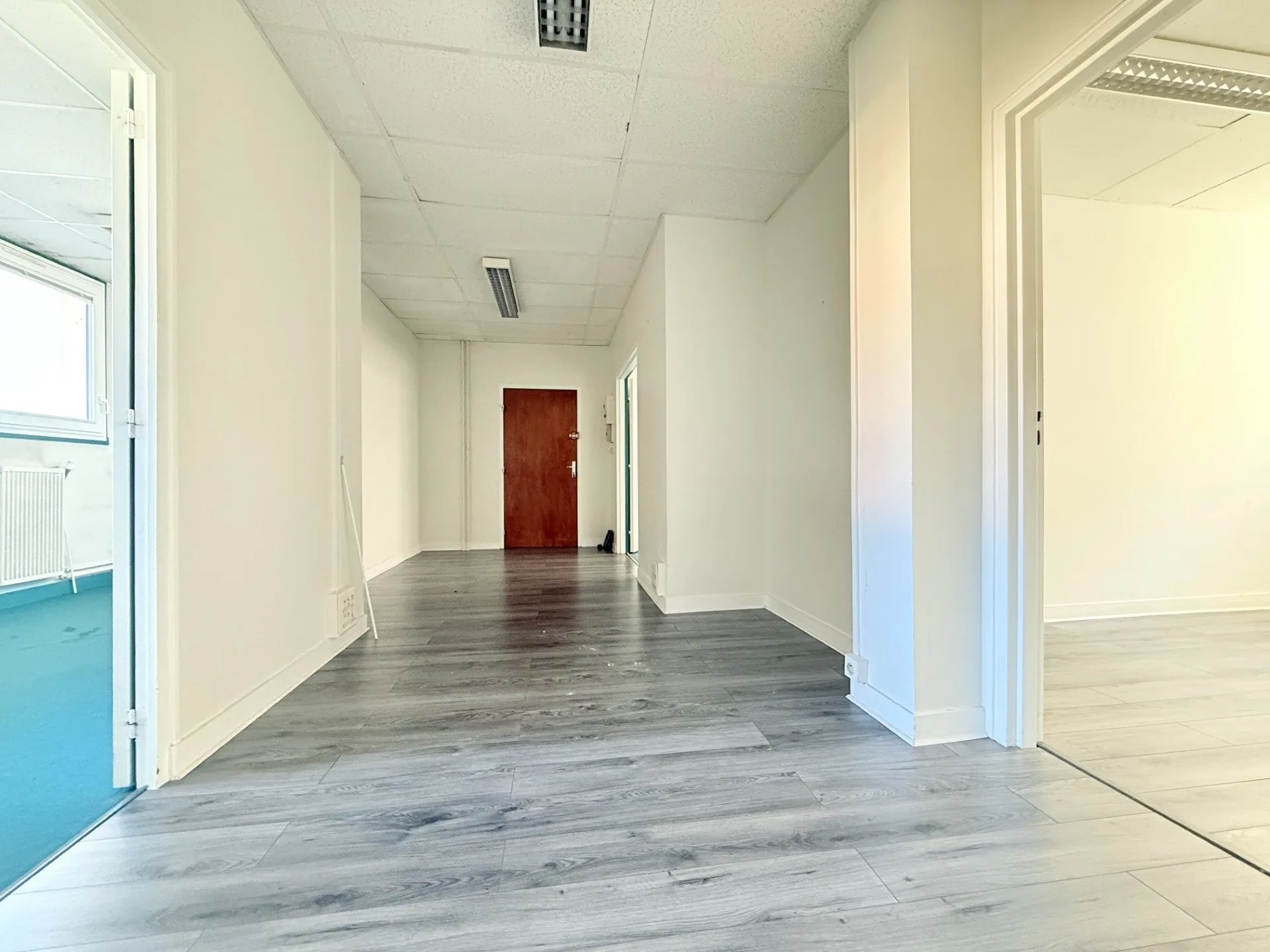 Bureau de 84 m² à Place RABELAIS à Tours, idéal pour profession libérale ou activité commerciale