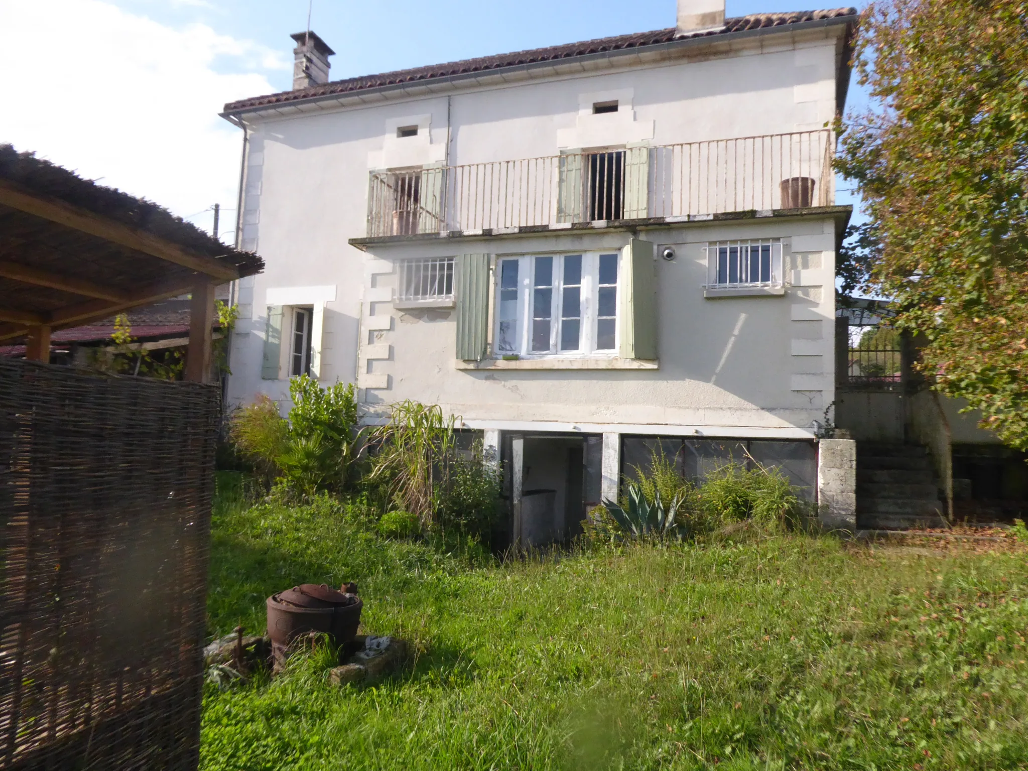 Belle propriété en Dordogne avec maison, granges et terrain, proche de Ribérac