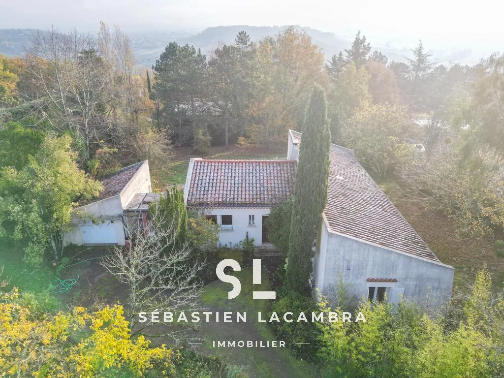 Maison d’architecte de plain-pied avec terrain arboré à Puygouzon