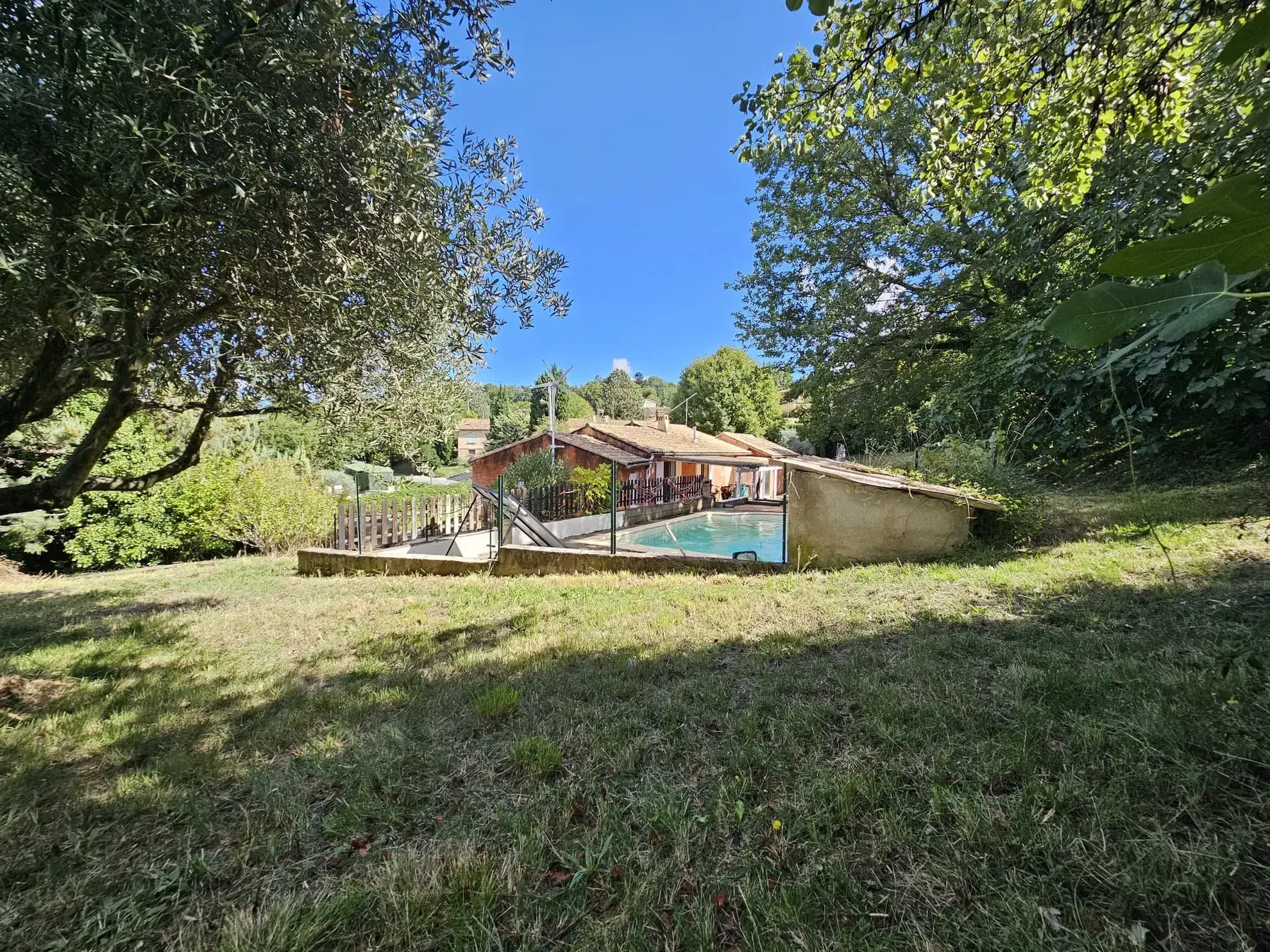 Belle maison de plain-pied avec piscine et jardin à Apt, Luberon