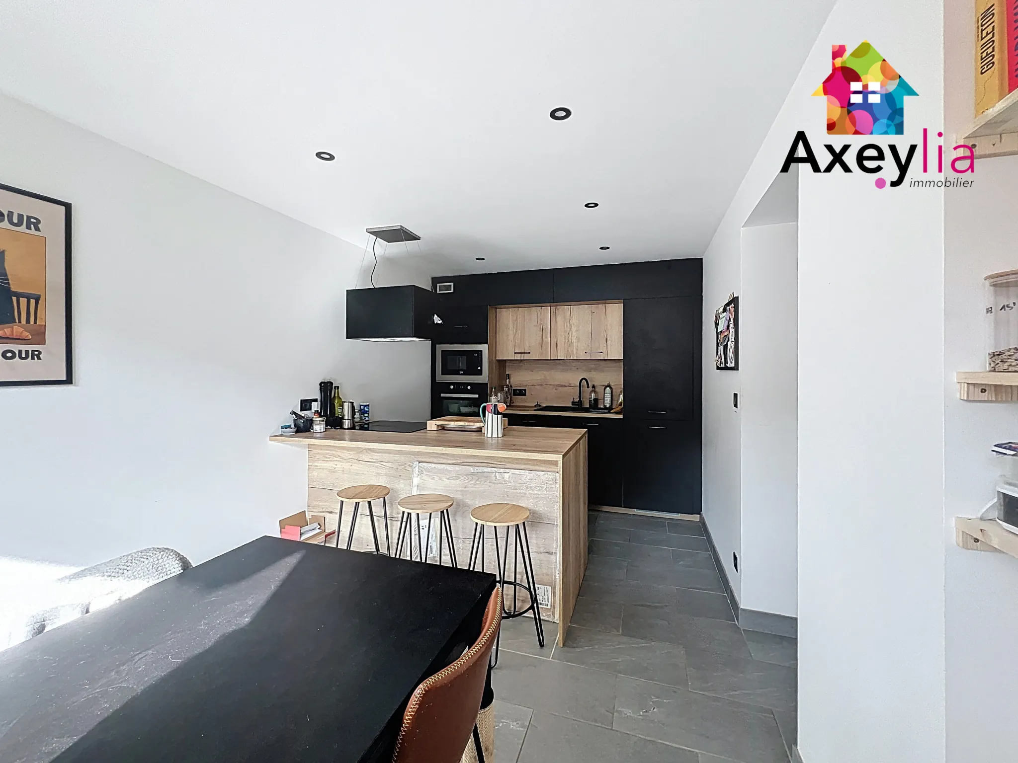 Maison de bourg rénovée avec dépendance à Coutouvre – 2 chambres