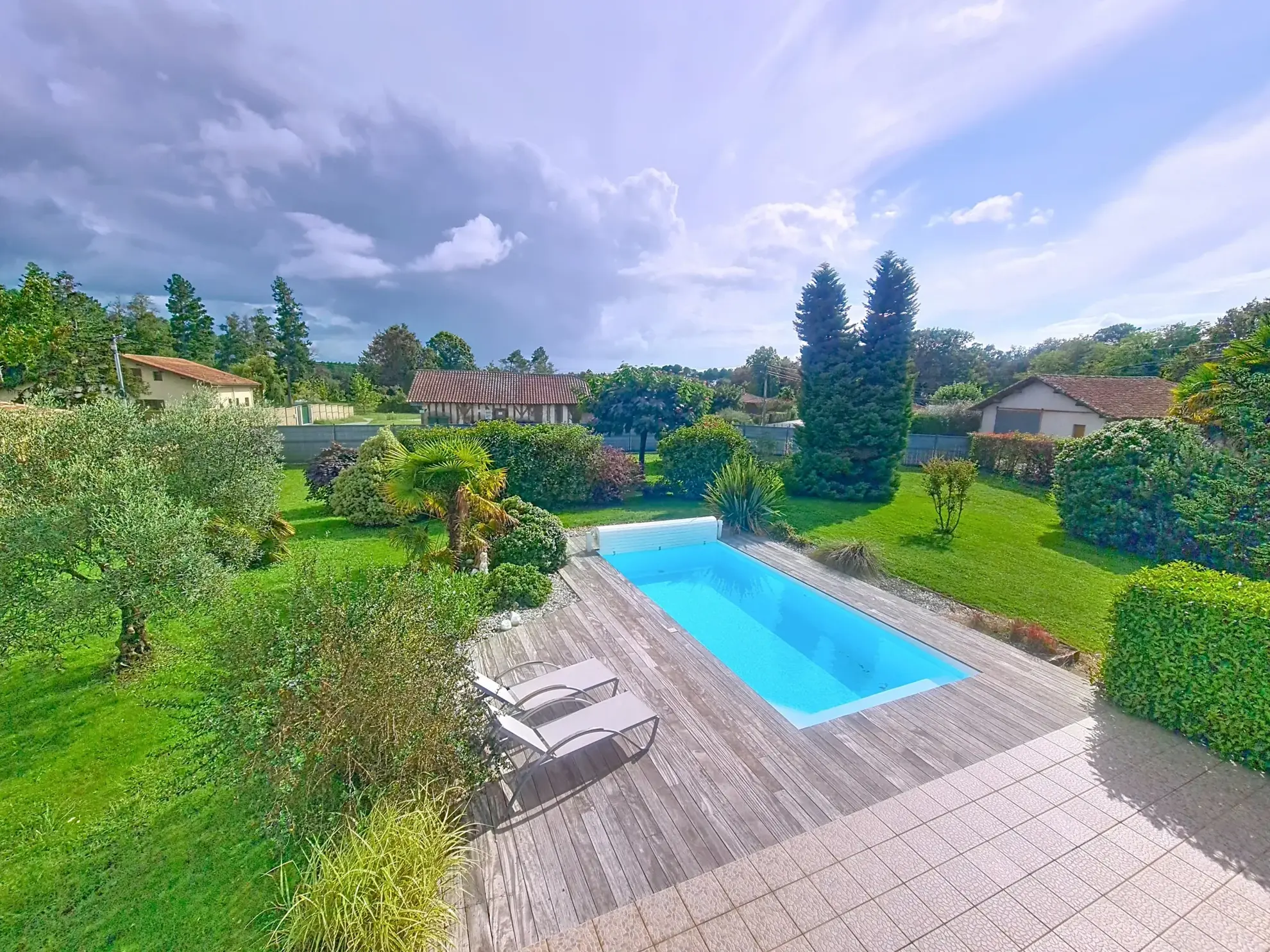 Maison mitoyenne à Azur avec piscine et travaux à prévoir