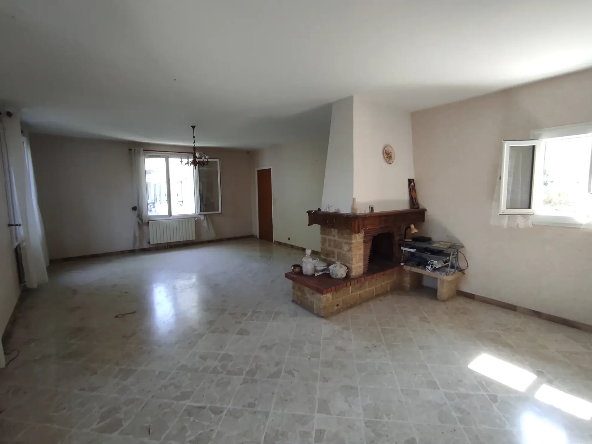 Maison avec deux appartements, garages et potentiel de développement à Ribaute-les-Tavernes 