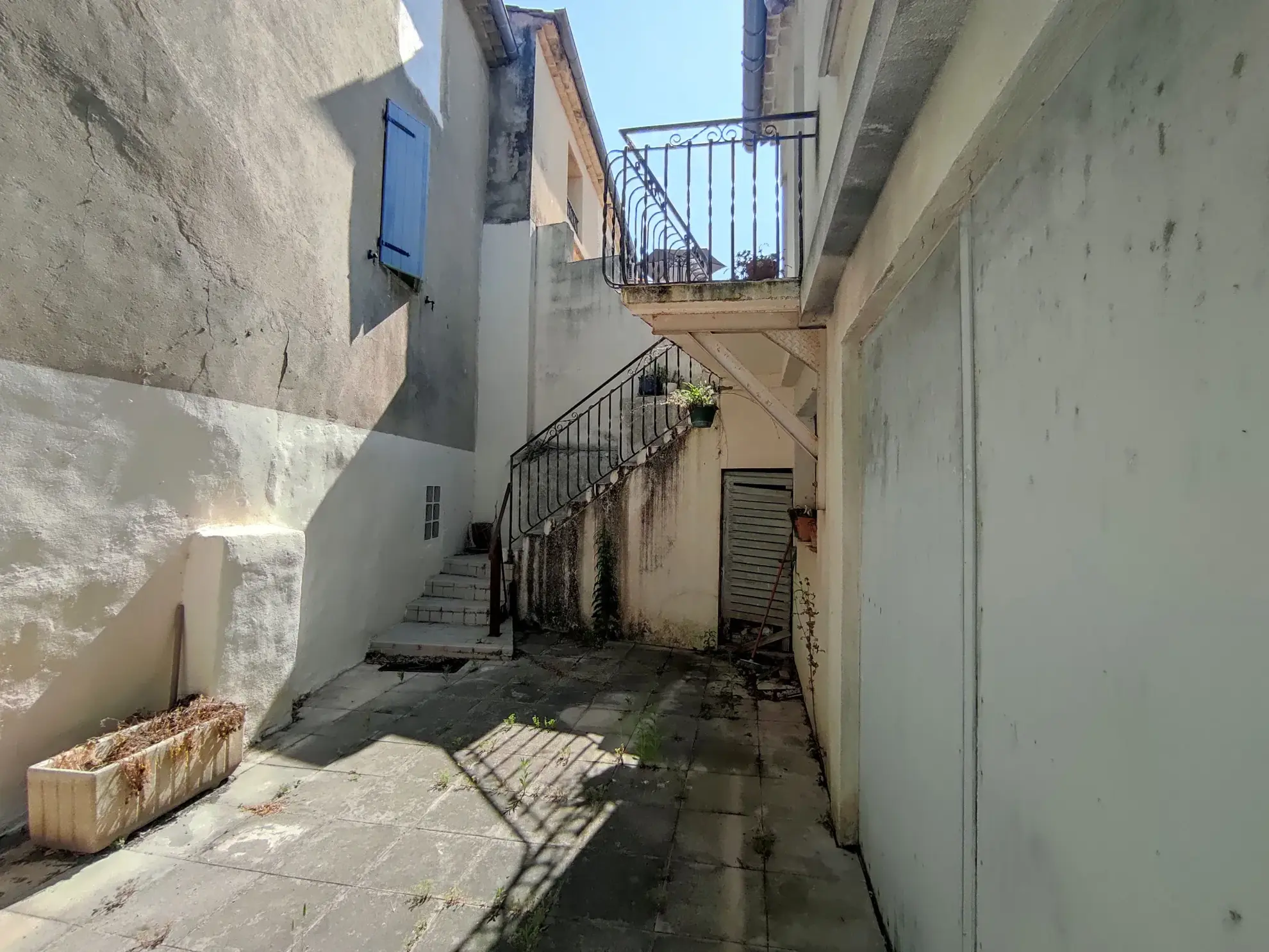 Maison avec deux appartements, garages et potentiel de développement à Ribaute-les-Tavernes