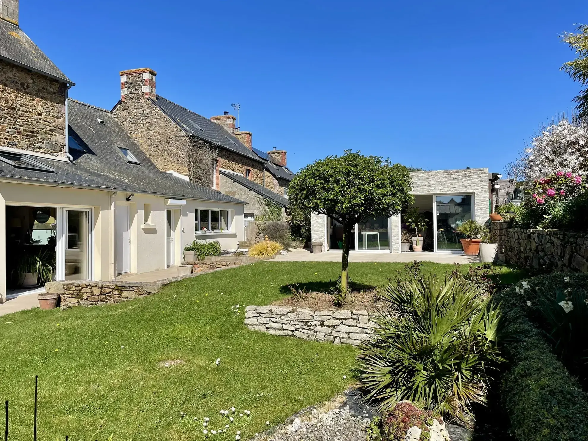 Belle maison en pierre avec jardin en centre-ville de Goudelin
