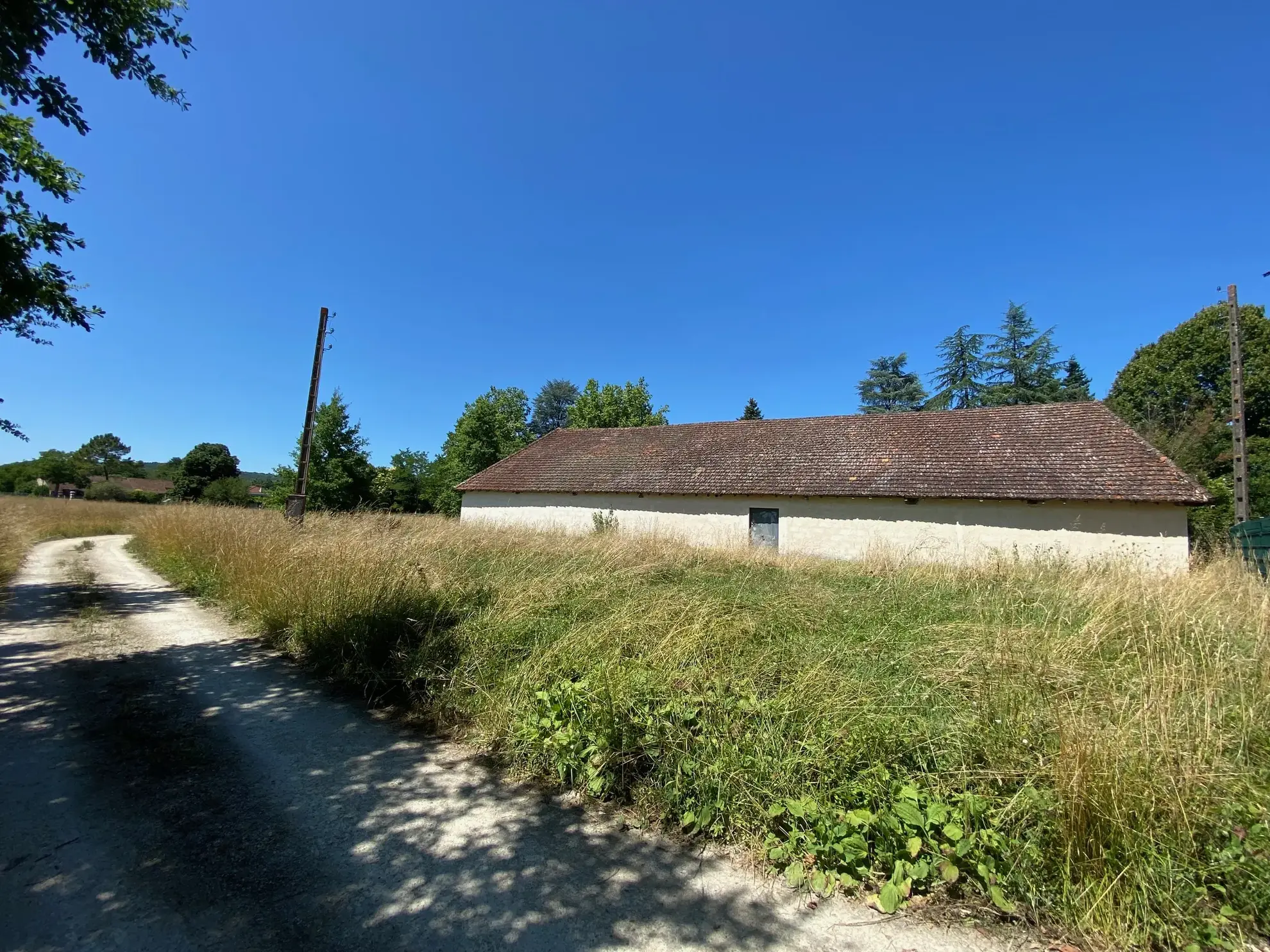 Investissez dans une ancienne grange en pierre avec 24 boxs à usage de garde-meubles dans la vallée du Lot