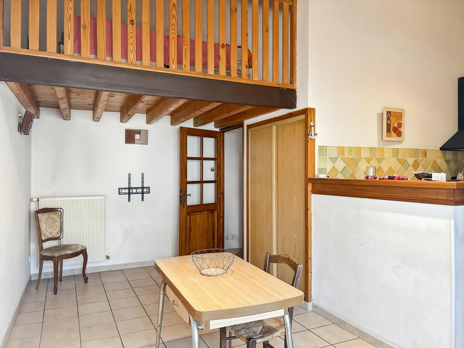 Charmante maison en pierres avec dépendance à Nove, 102 m², rénovée, terrasse et potentiel d'aménagement 