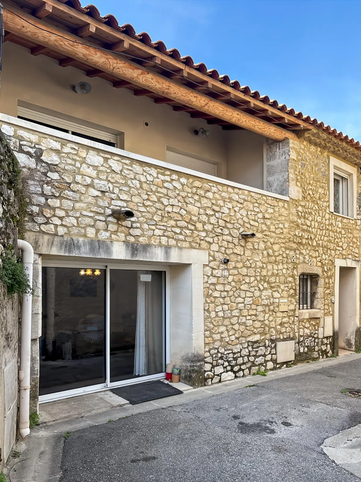 Charmante maison en pierres avec dépendance à Nove, 102 m², rénovée, terrasse et potentiel d'aménagement