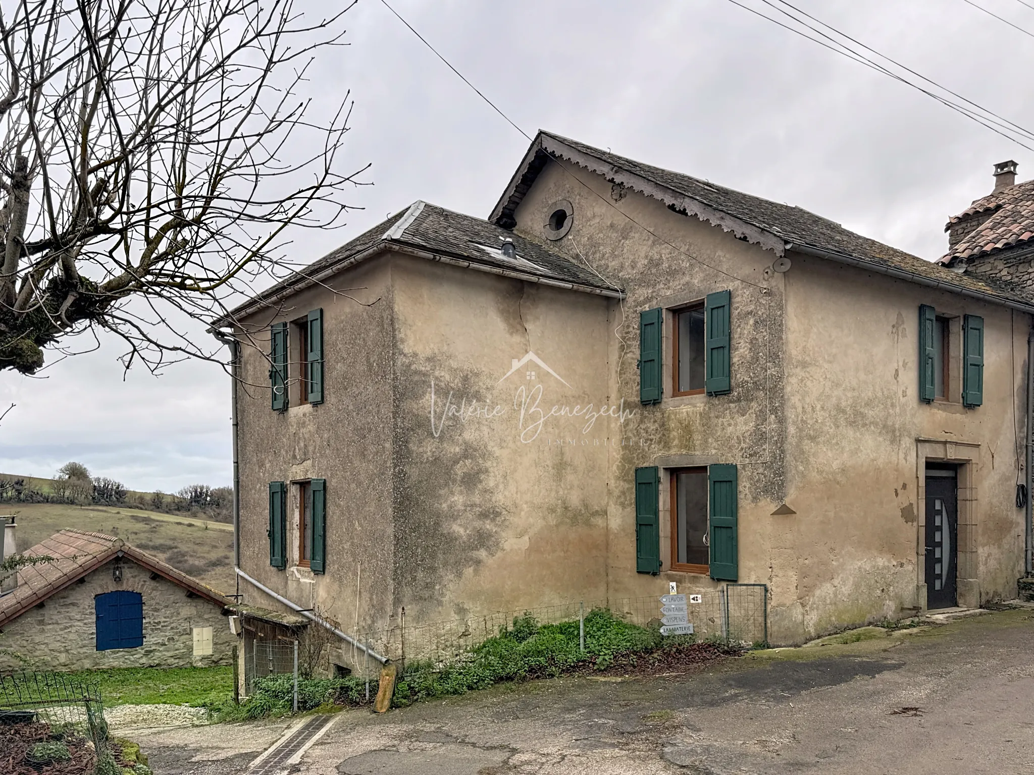 Belle maison de village T4 rénovée avec grand terrain à Boussac près de Saint-Affrique 