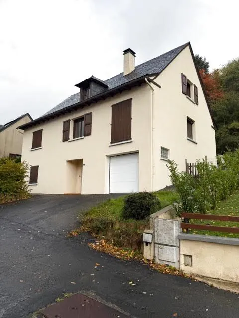 Maison Familiale à Murat de 164 m² avec Jardin, Garage et Terrasse