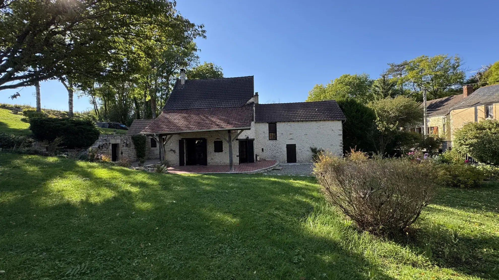 Charmante maison en pierre avec 4 chambres et jardin arboré à Joux-la-Ville
