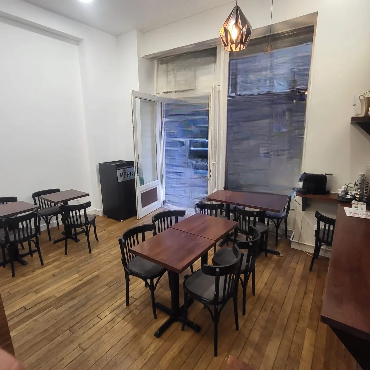 A saisir : Restaurant rapide rénové avec matériel complet à Paris 15ème 