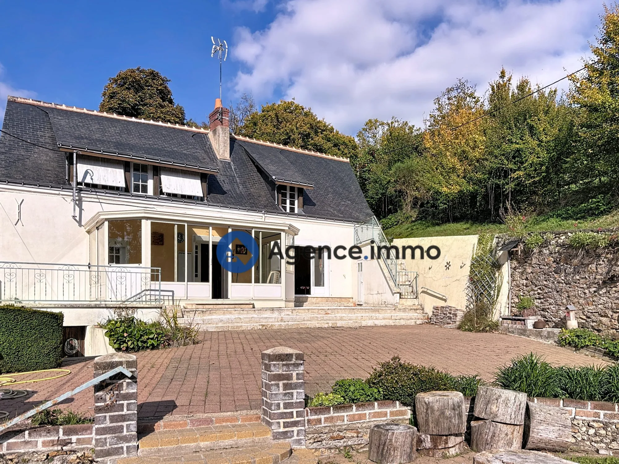 Maison à vendre à Cinq-Mars-la-Pile avec jardin, garage et espace lumineux 