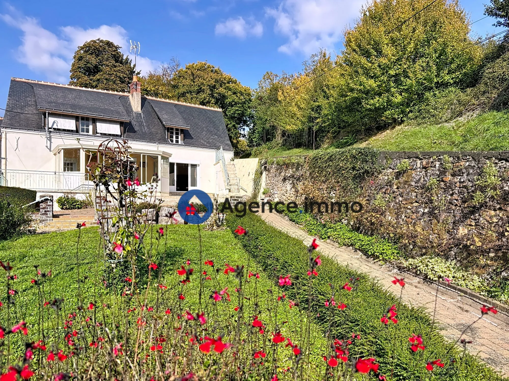 Maison à vendre à Cinq-Mars-la-Pile avec jardin, garage et espace lumineux
