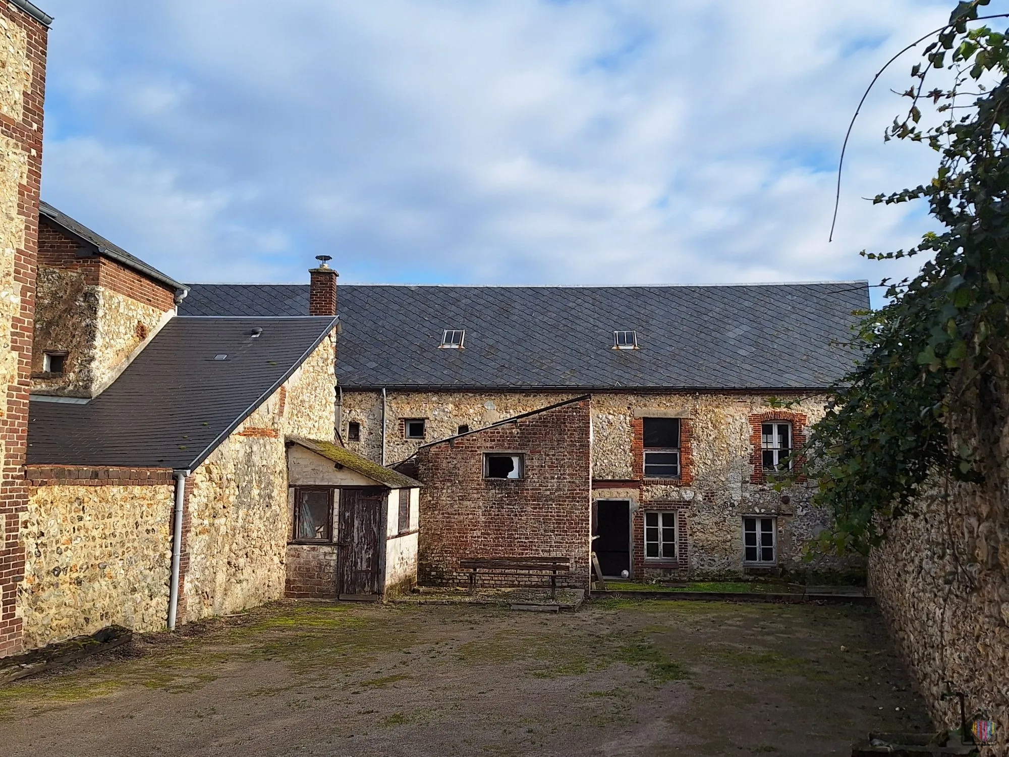 Ancien bâtiment à rénover avec jardin privé en plein centre de Fécamp