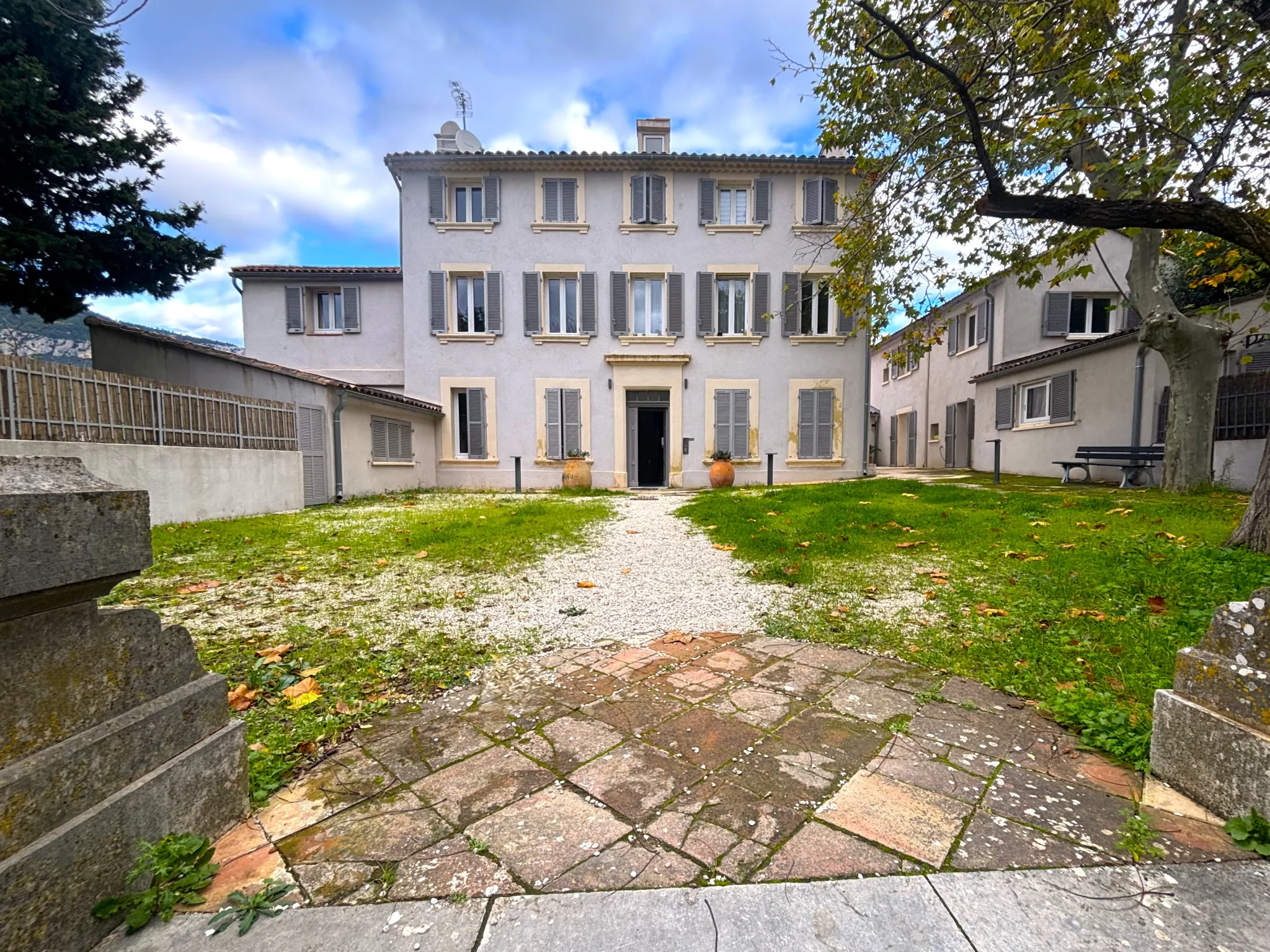 Appartement T2 rénové à Toulon Hubac dans une belle bastide du siècle dernier