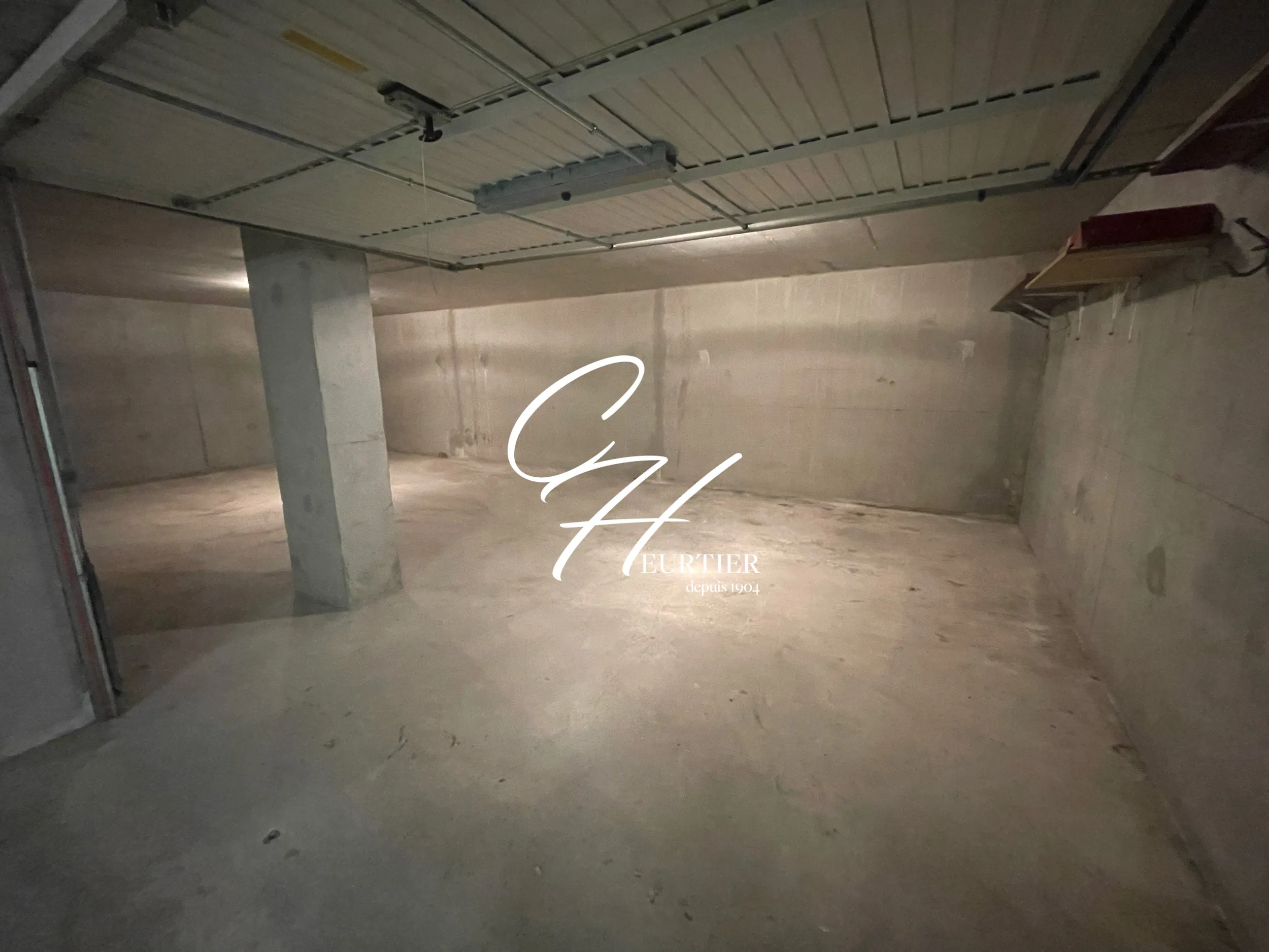 Grand garage de 47m² à Échirolles, idéal pour stationnement ou stockage