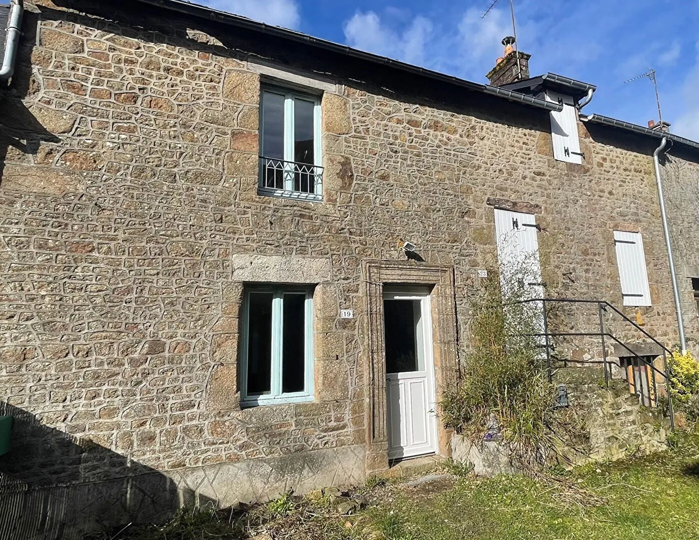 Maison en pierres de 60 m² à Mayenne - 3 chambres, cour, cuisine équipée