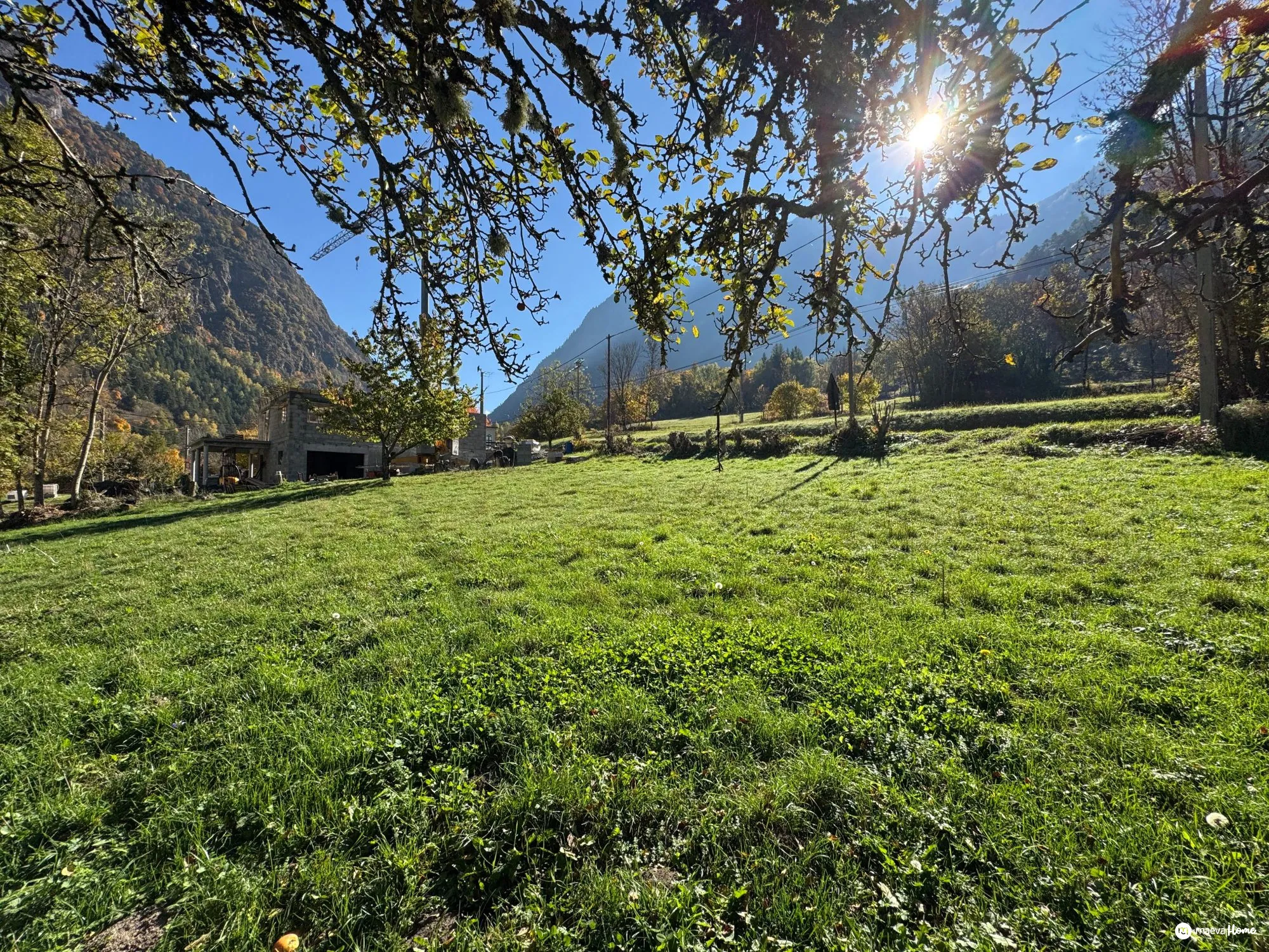 Terrain constructible de 955 m² à Entraigues avec vue sur les montagnes