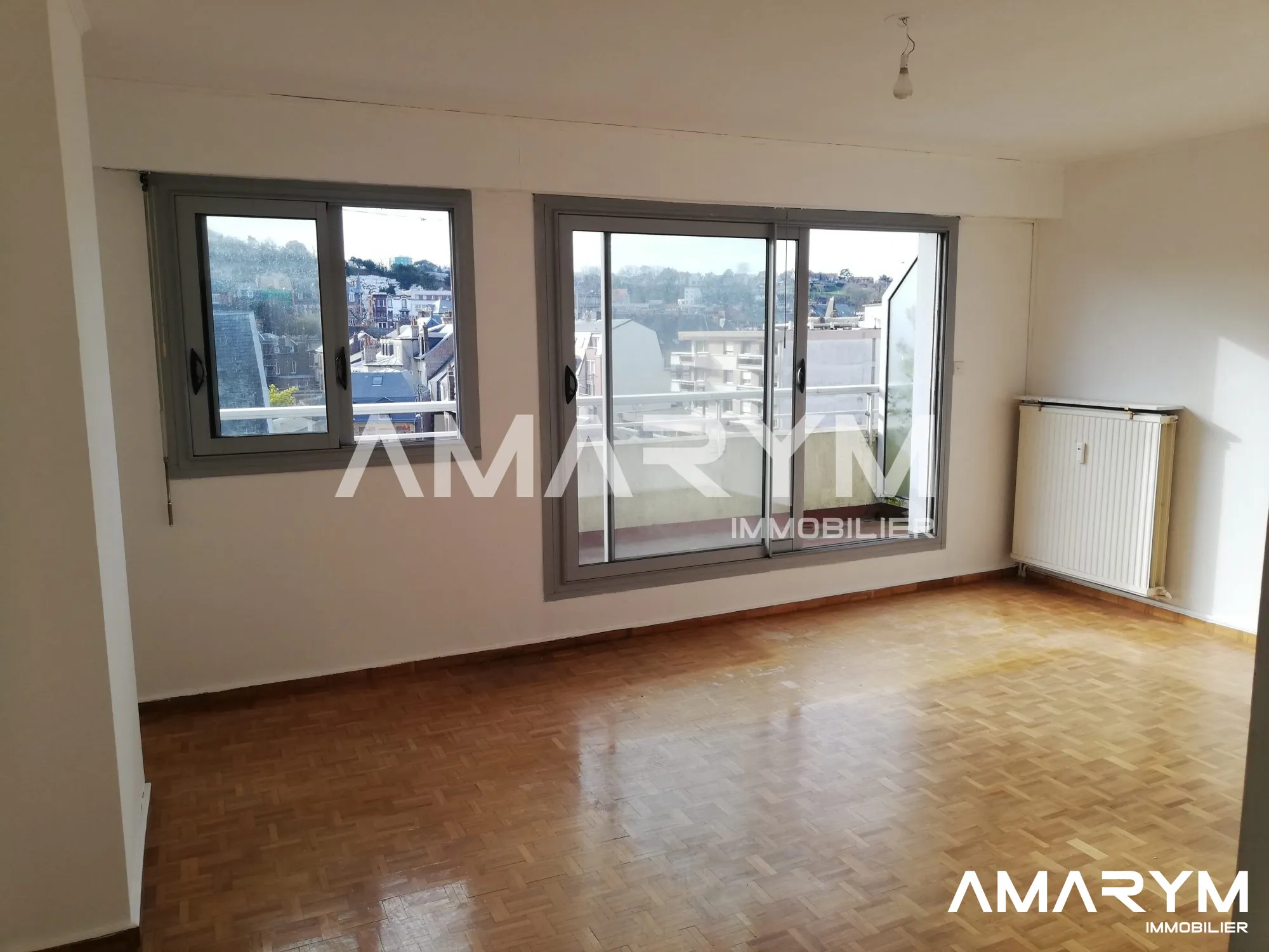 Appartement T4 avec balcon à vendre à Dieppe, dernier étage, vue ville 