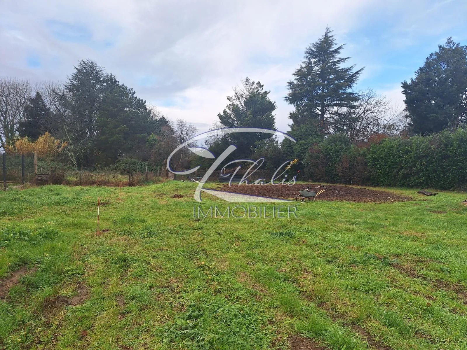 Dépendance en pierre à Prignac-et-Marcamps avec grand parc et potentiel de réhabilitation