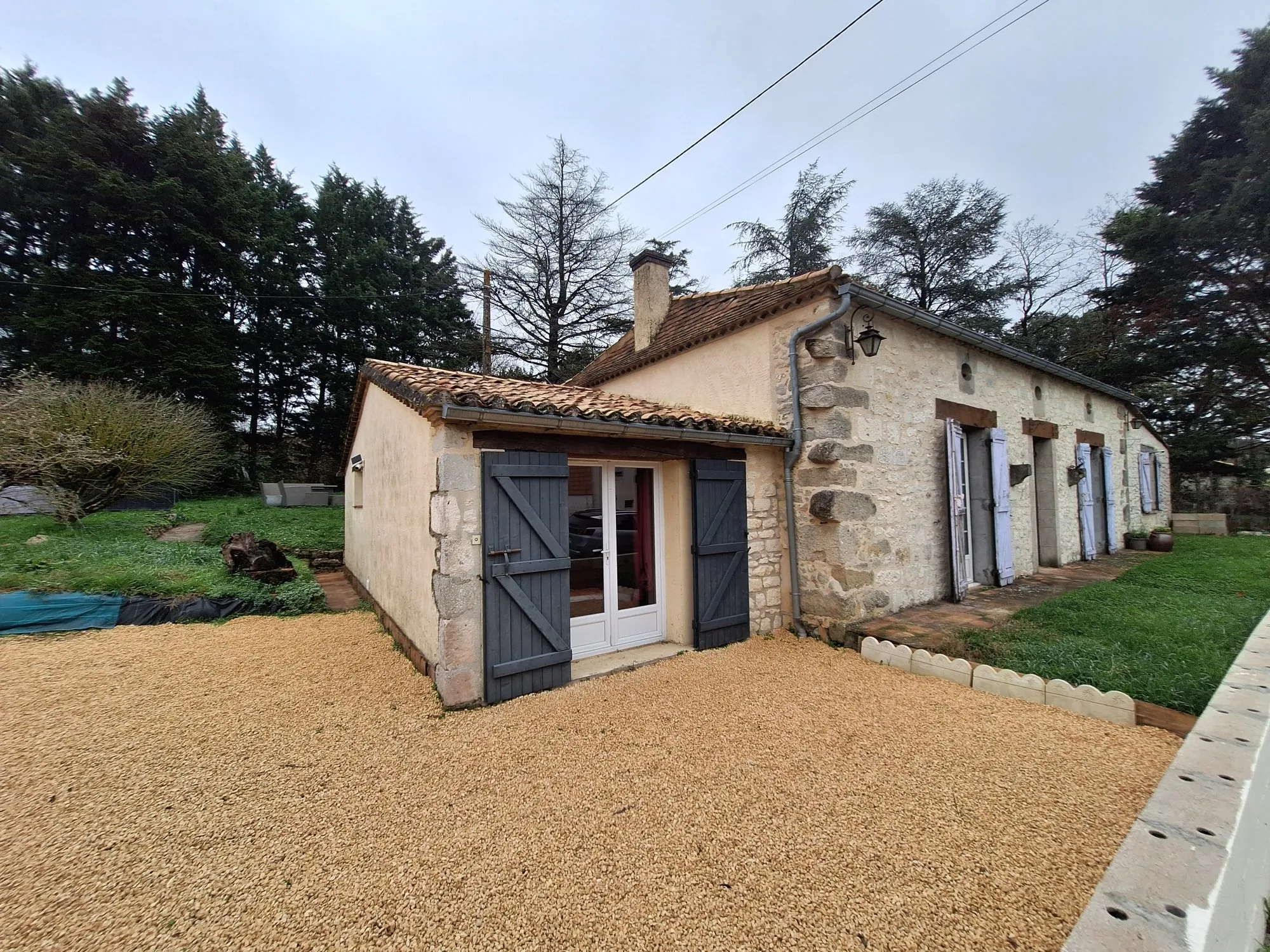 Maison rénovée en pierre à Lougratte avec jardin et modernité