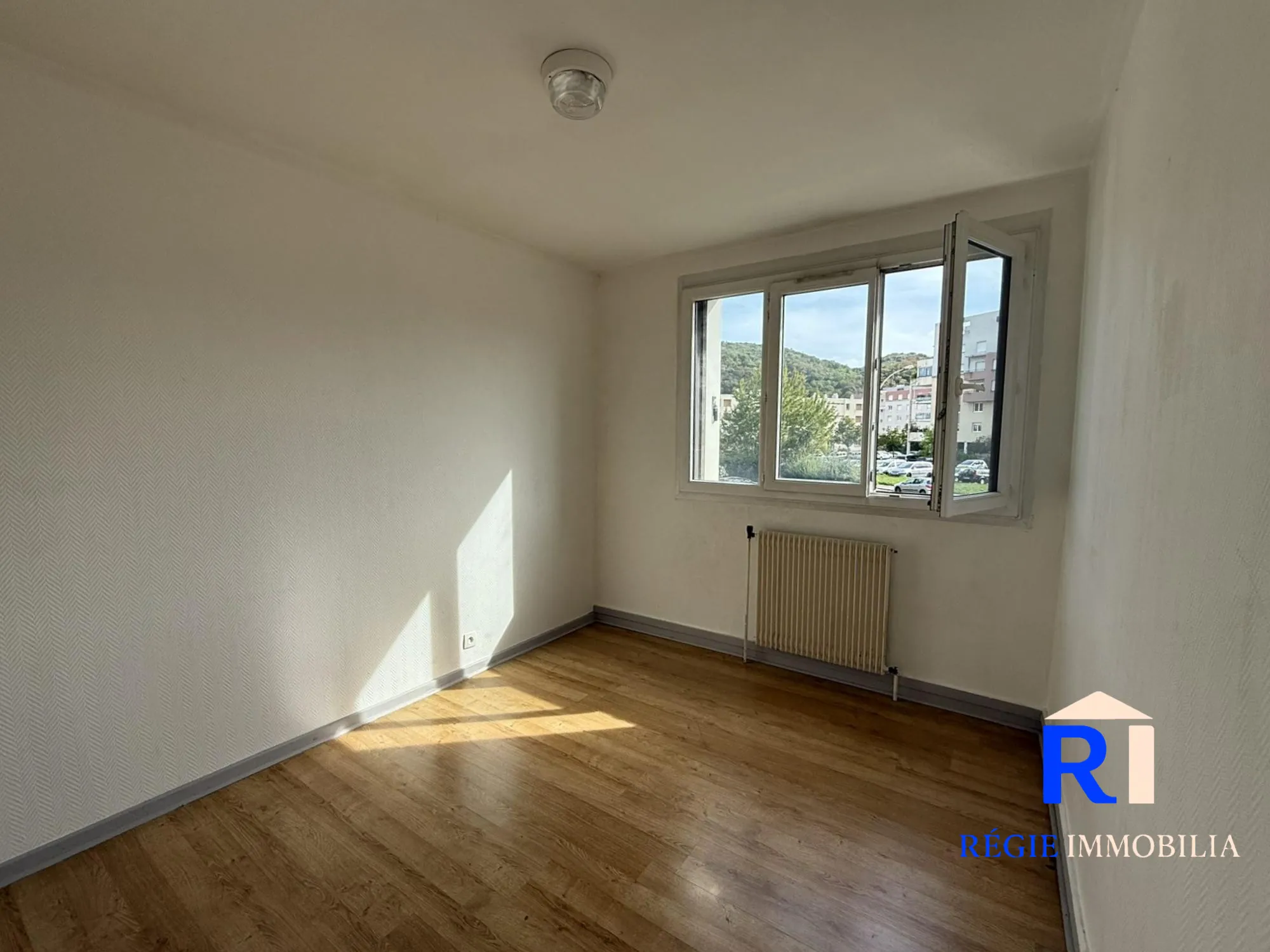 Chambre exposée Sud  Appartement T2 lumineux avec balcon et parking à Échirolles La Frange Verte 