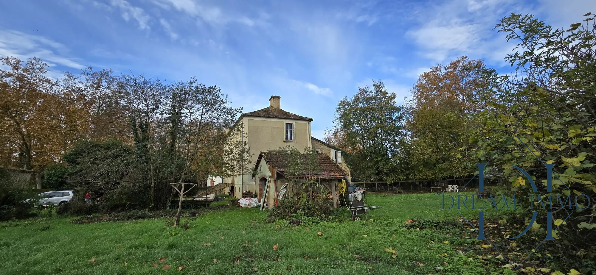 Maison ancienne à vendre à Plaisance-du-Gers avec potentiel de rénovation dans le centre-ville 