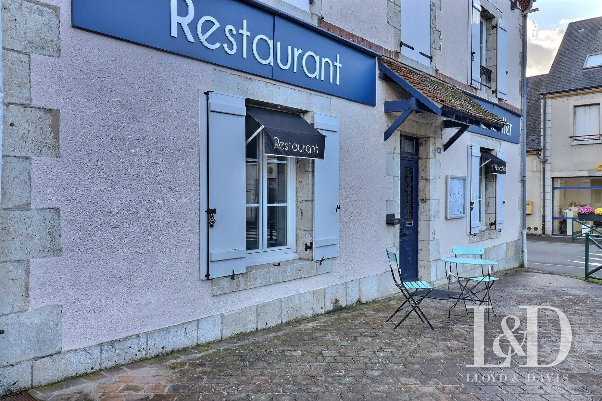 VUE EXTÉRIEURE Fonds de commerce pour restaurant traditionnel en centre-ville proche Sully-sur-Loire