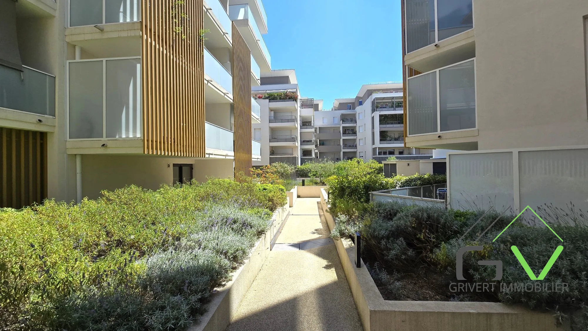 Appartement 3 pièces de 76 m² avec terrasse et parking à Nîmes