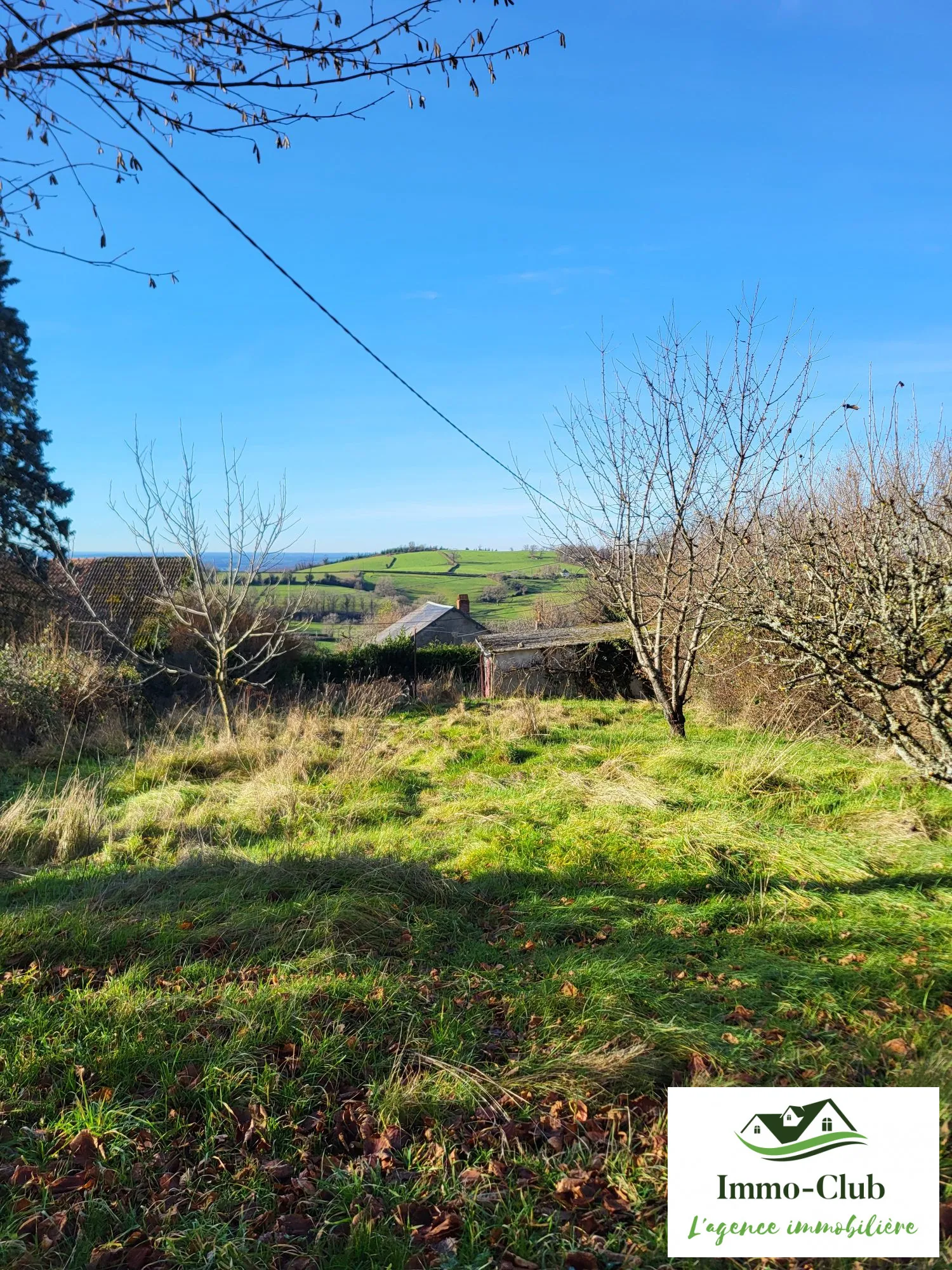 Ensemble immobilier à rénover dans le Morvan avec vue et terrain de 1180 m²
