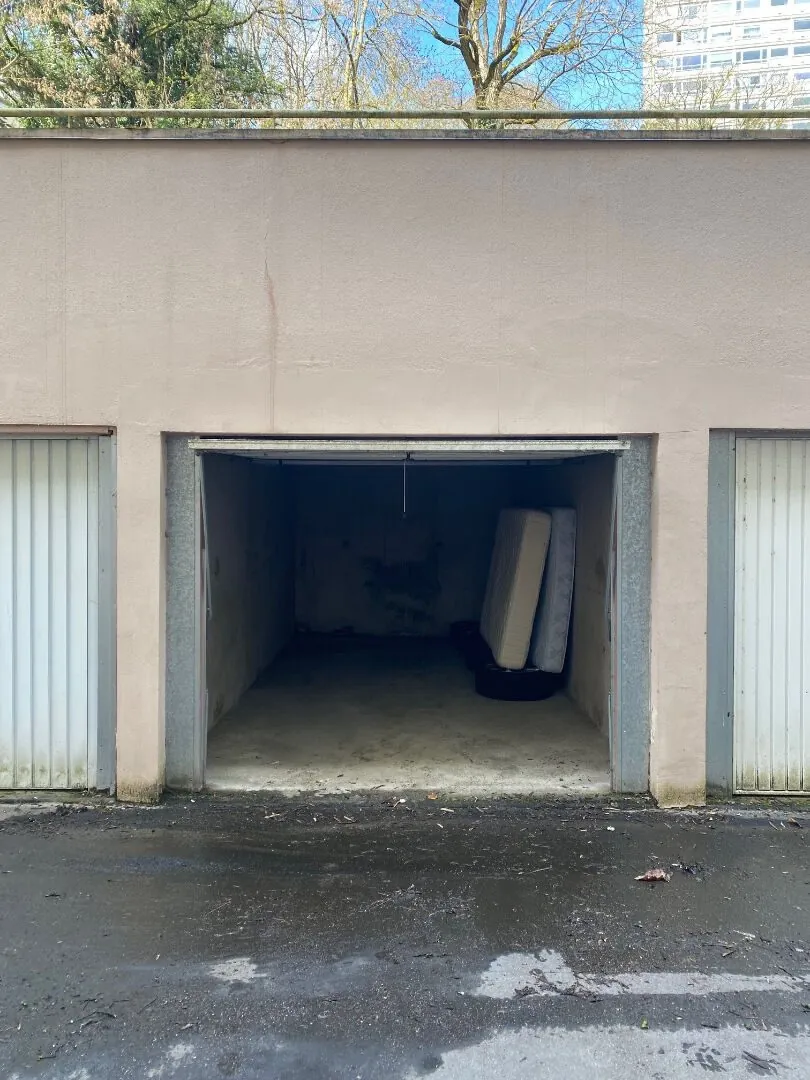 Box à Nancy de 15,8 m² avec porte basculante manuelle