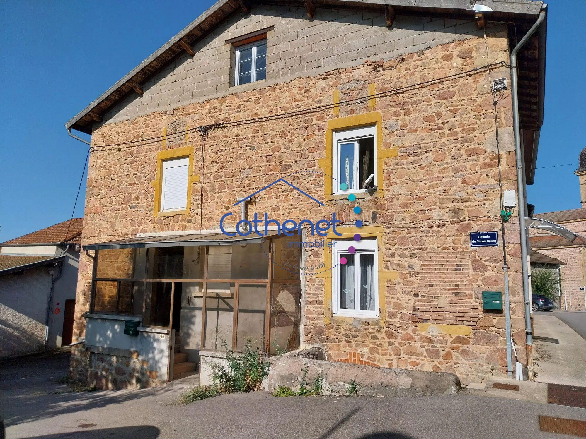 Immeuble à vendre dans le Haut-Beaujolais avec deux logements loués, rentable à 10 %